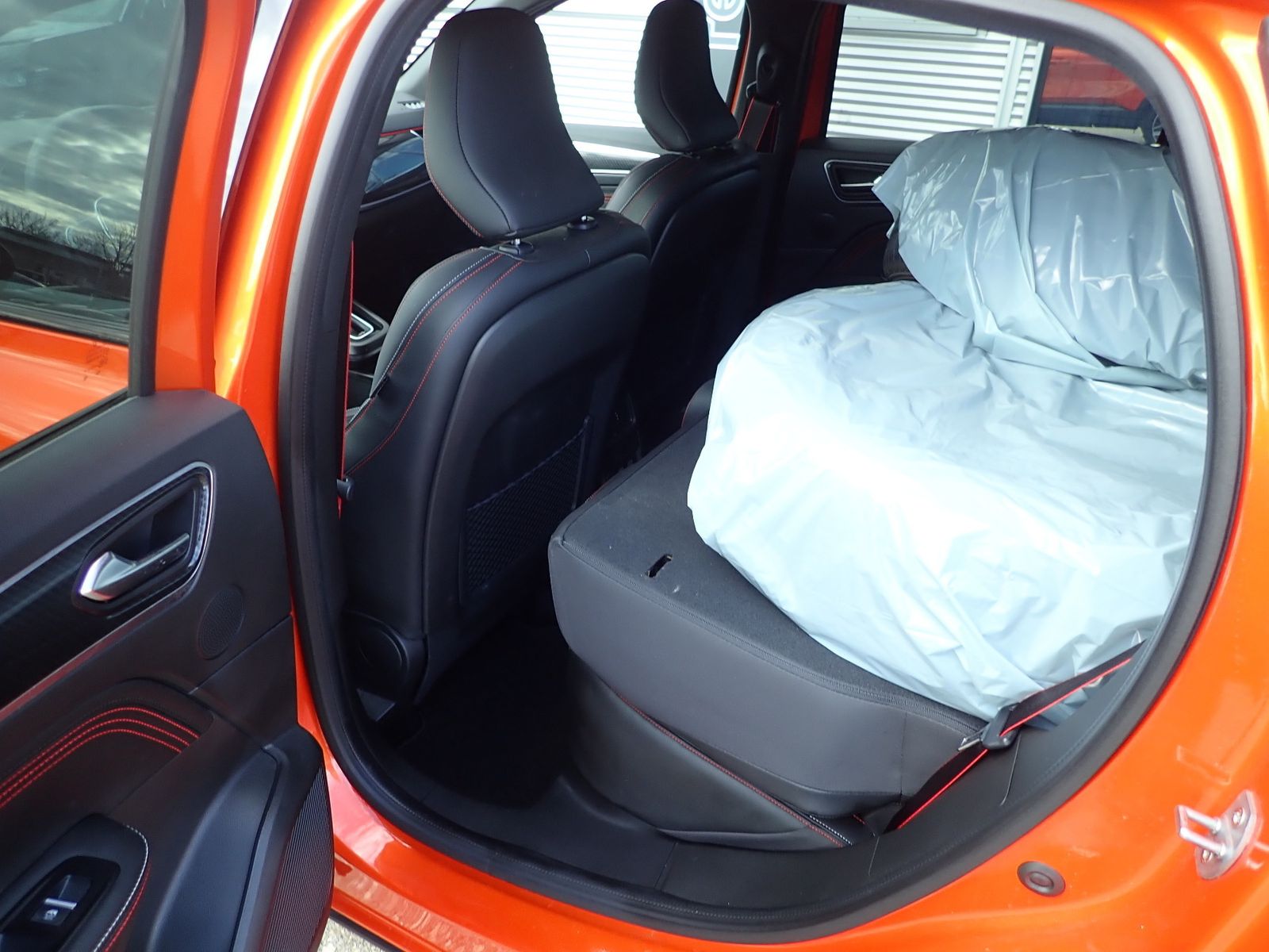 Fahrzeugabbildung Renault Arkana TCe 140 EDC R.S.LINE/AUTOMATIK/NAVI/BOSE/