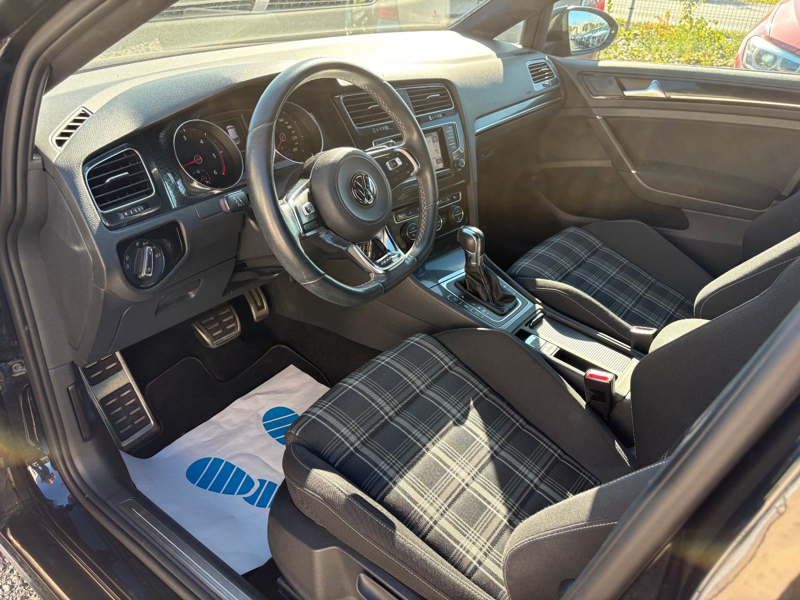 Fahrzeugabbildung Volkswagen Golf VII DSG GTD SPORT Navi Xenon 1.HAND AHK PDC