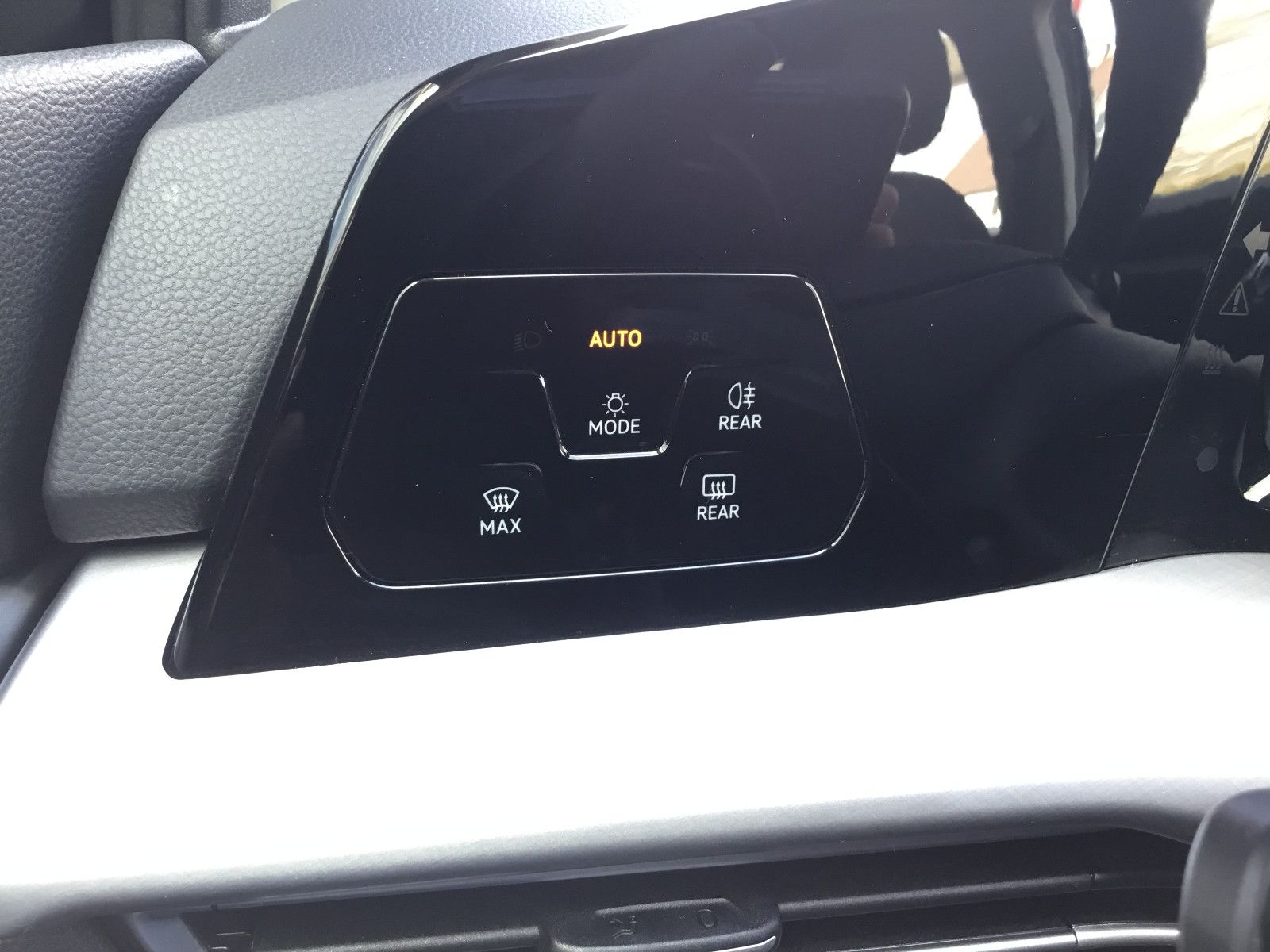 Fahrzeugabbildung Volkswagen Golf 1.5 eTSI DSG Life+AHK+LED+Kamera+Navi