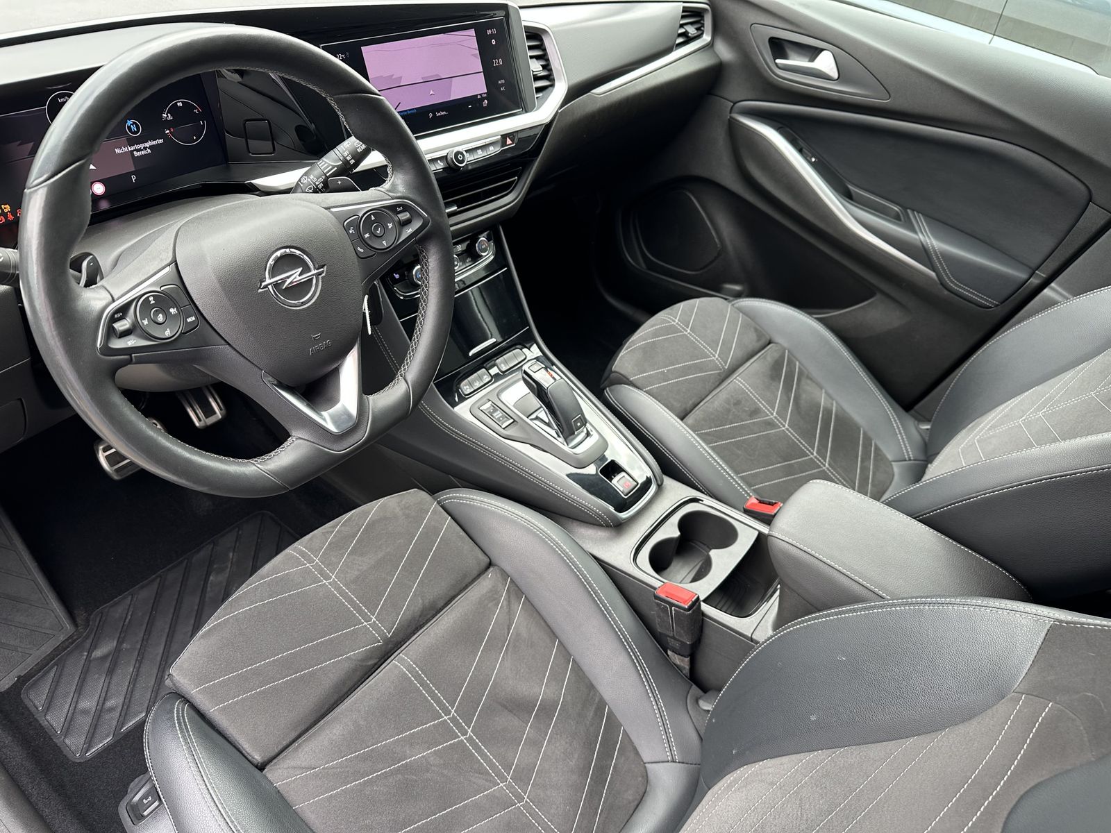 Fahrzeugabbildung Opel Grandland X 1.5 D Elegance AT NAV+MATRIX+ACC+AHK