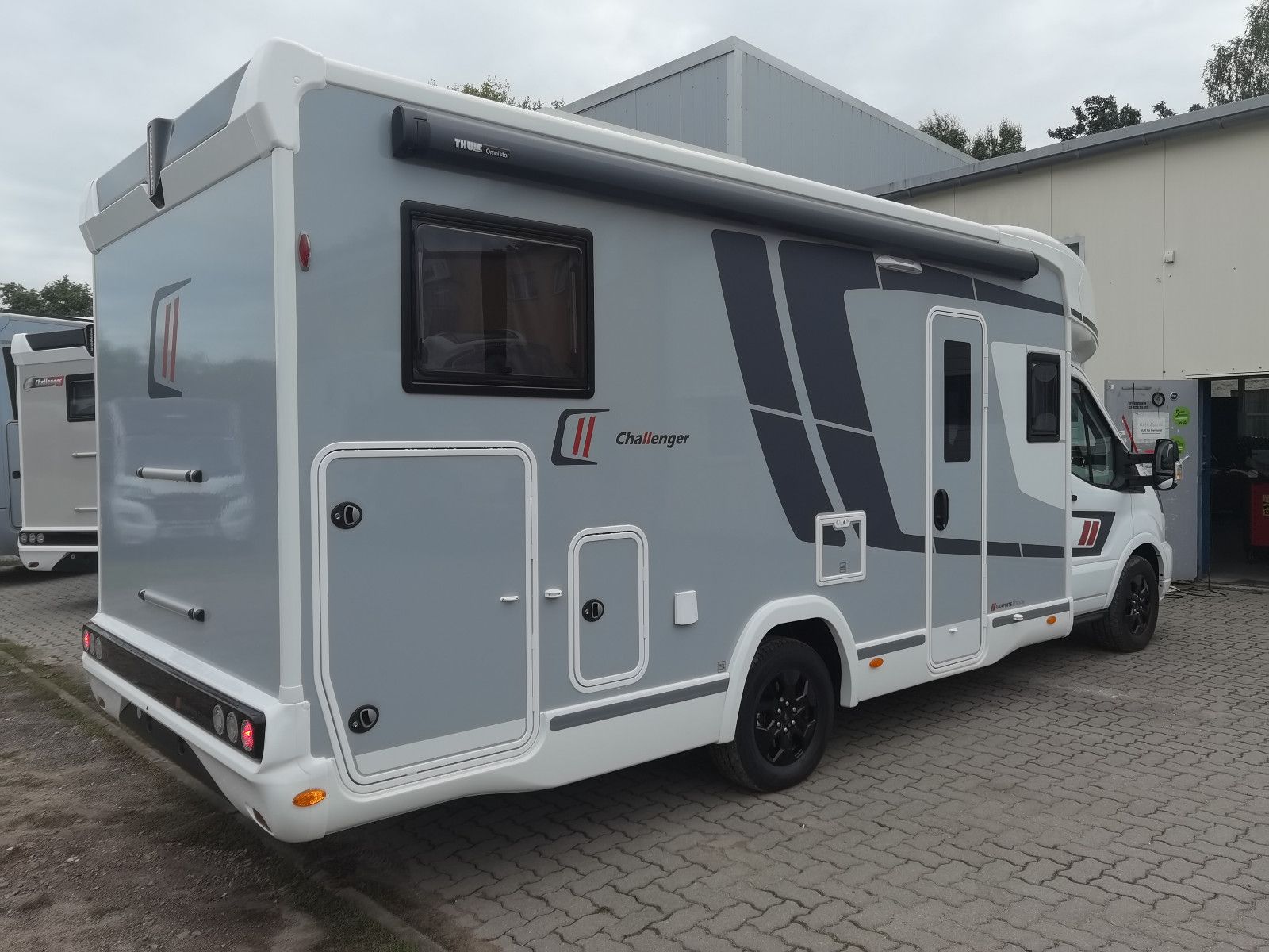 Fahrzeugabbildung Challenger 317 Graphite Edition m. Hubbett