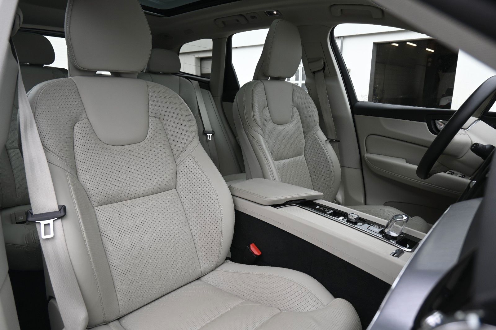 Fahrzeugabbildung Volvo XC60 T8 AWD Momentum Plug-In Hybrid*PANO*BLIS