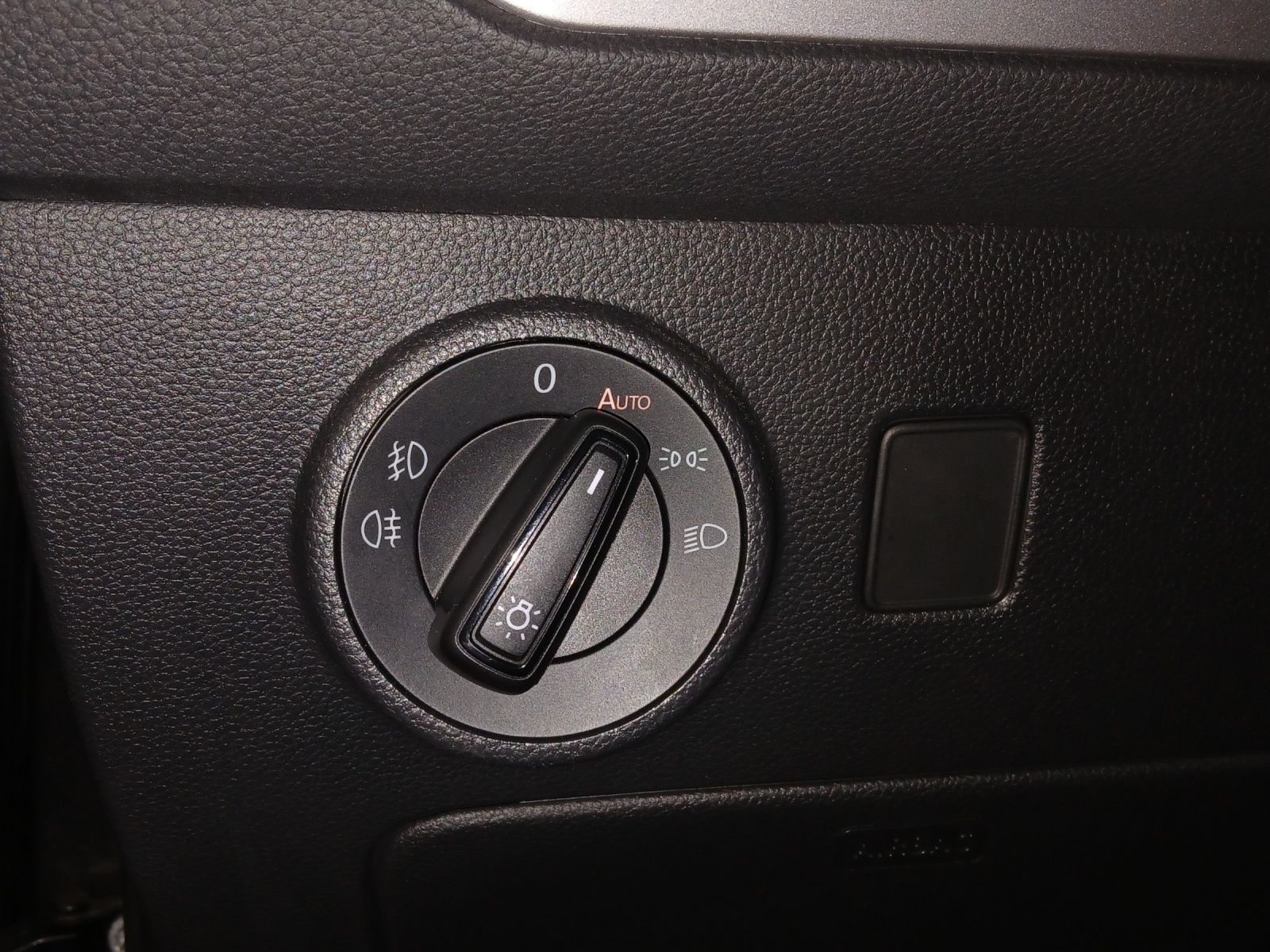 Fahrzeugabbildung SEAT Ateca TSI FR LED AHK Navi AID ACC RFK SH