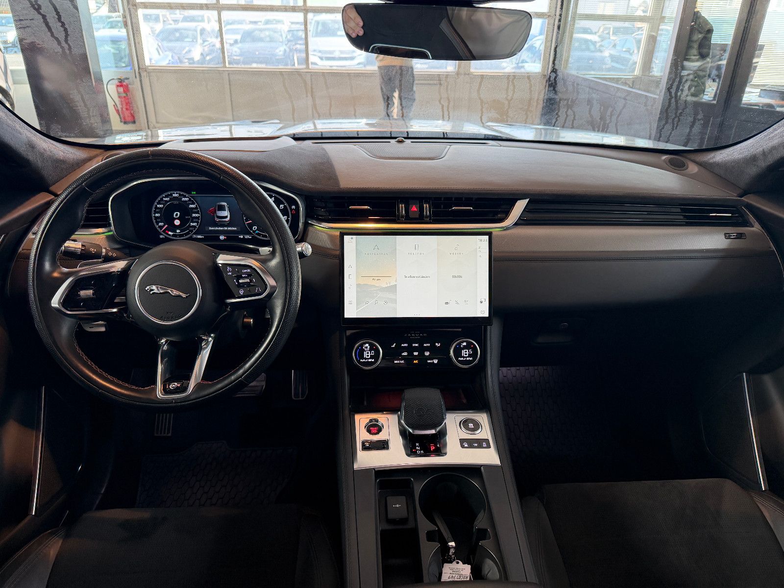 Fahrzeugabbildung Jaguar F-PACE SVR /PANO/MERIDIAN/360°KAM/HUD/AMBIENTE