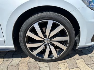 Fahrzeugabbildung Volkswagen Touran 2.0 TDI R Line LED AHK 7 Sitze