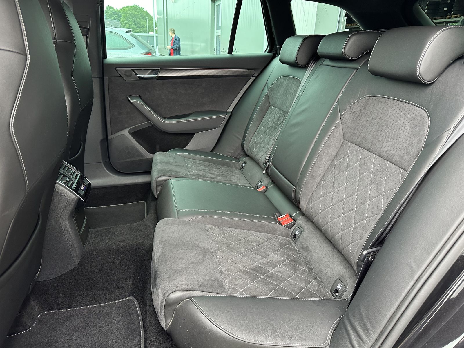 Fahrzeugabbildung SKODA Superb Combi 2.0 TDI DSG Sportline NAV+MATRIX+VC