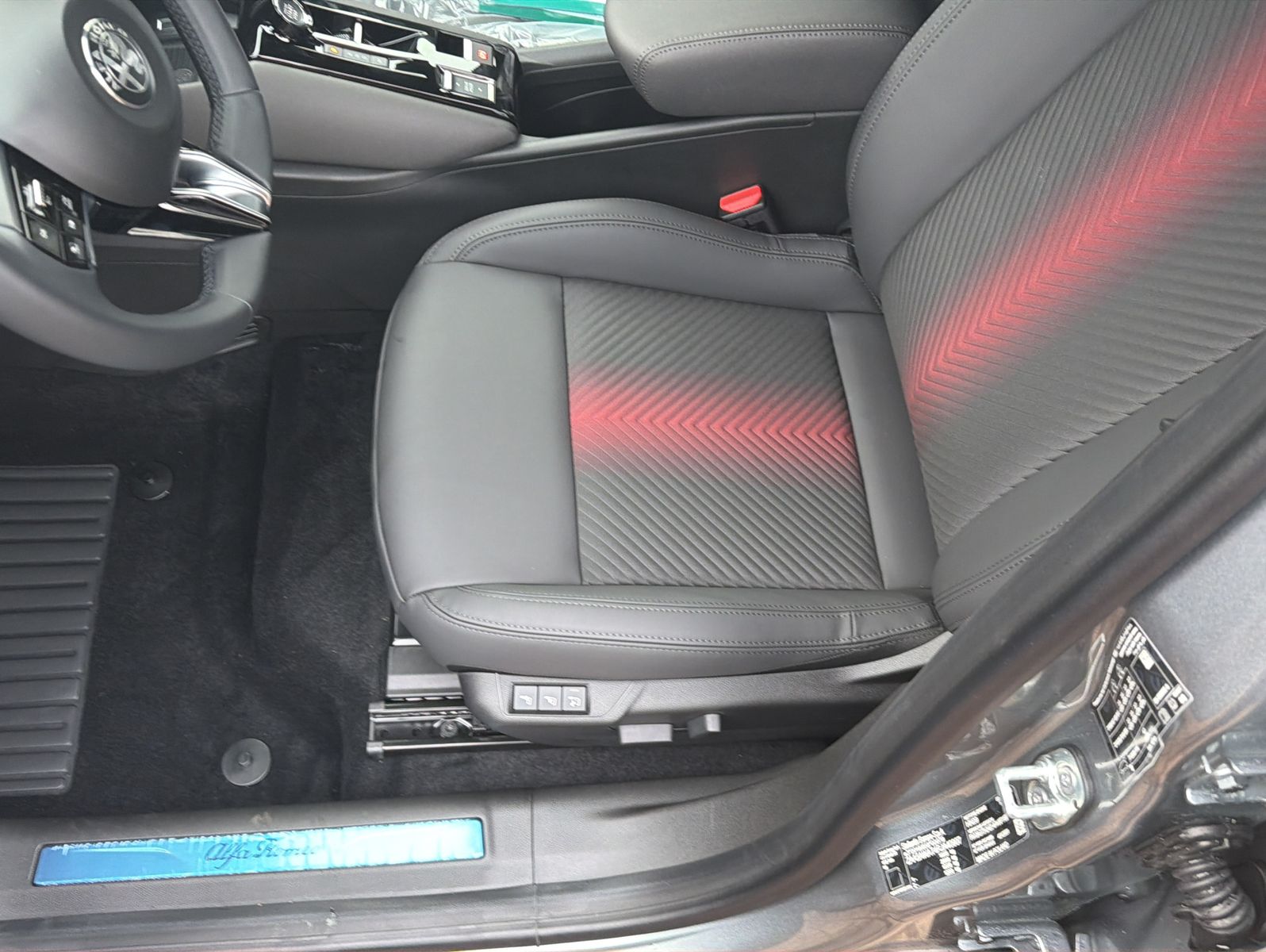 Fahrzeugabbildung Alfa Romeo Junior Ibrida 1.2 VGT 48V-Hybrid 107 kW Q4