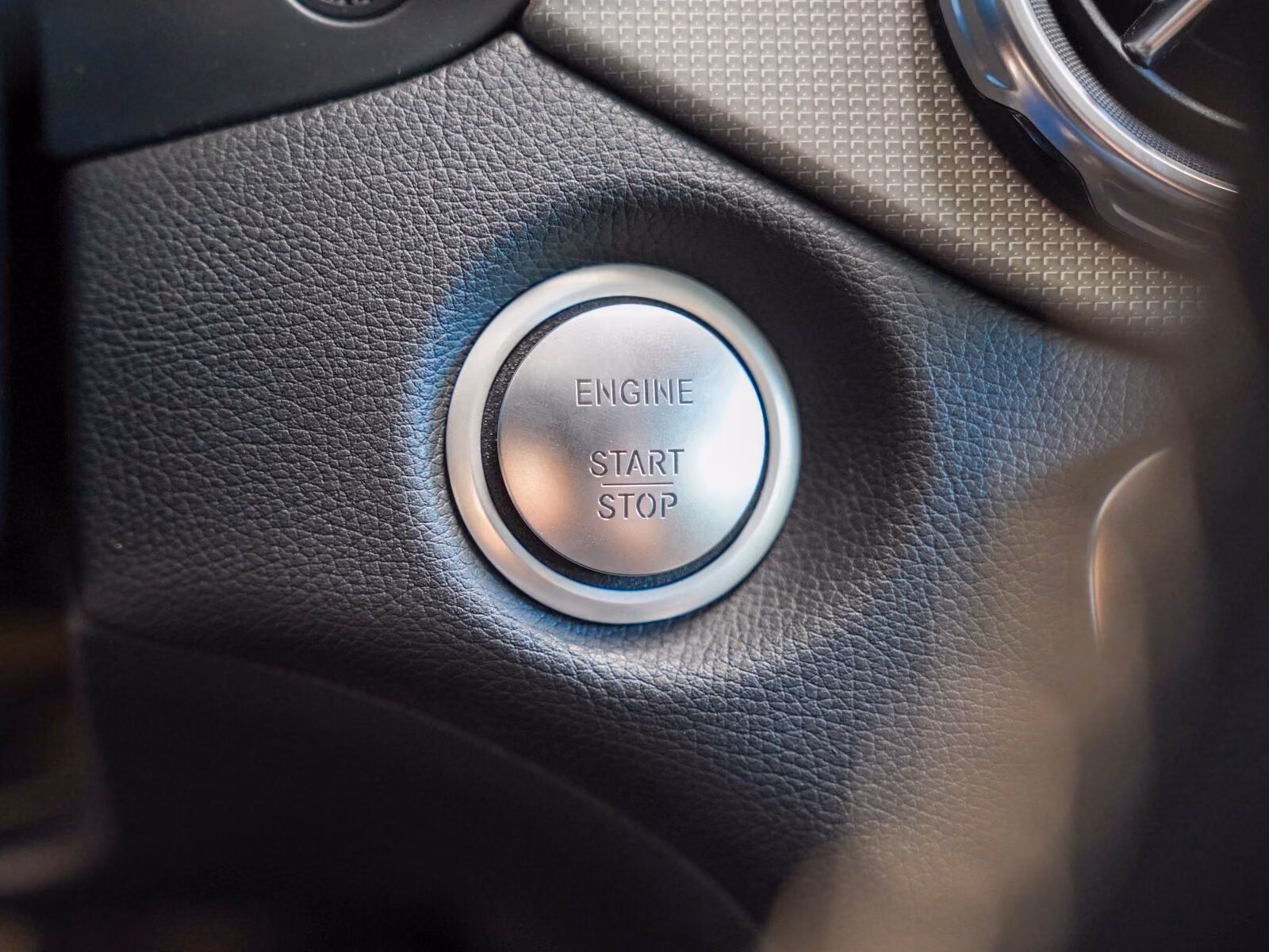Mercedes-Benz GLA 220 4M Urban DISTRONIC 360° AHK KEYLESS LED