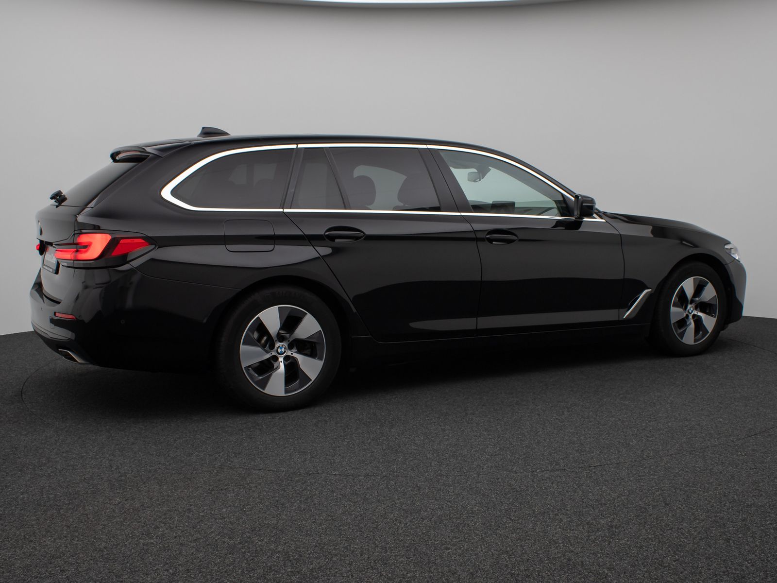 Fahrzeugabbildung BMW 520d Kamera DAB H/K Alarm DisKey Panorama MSport