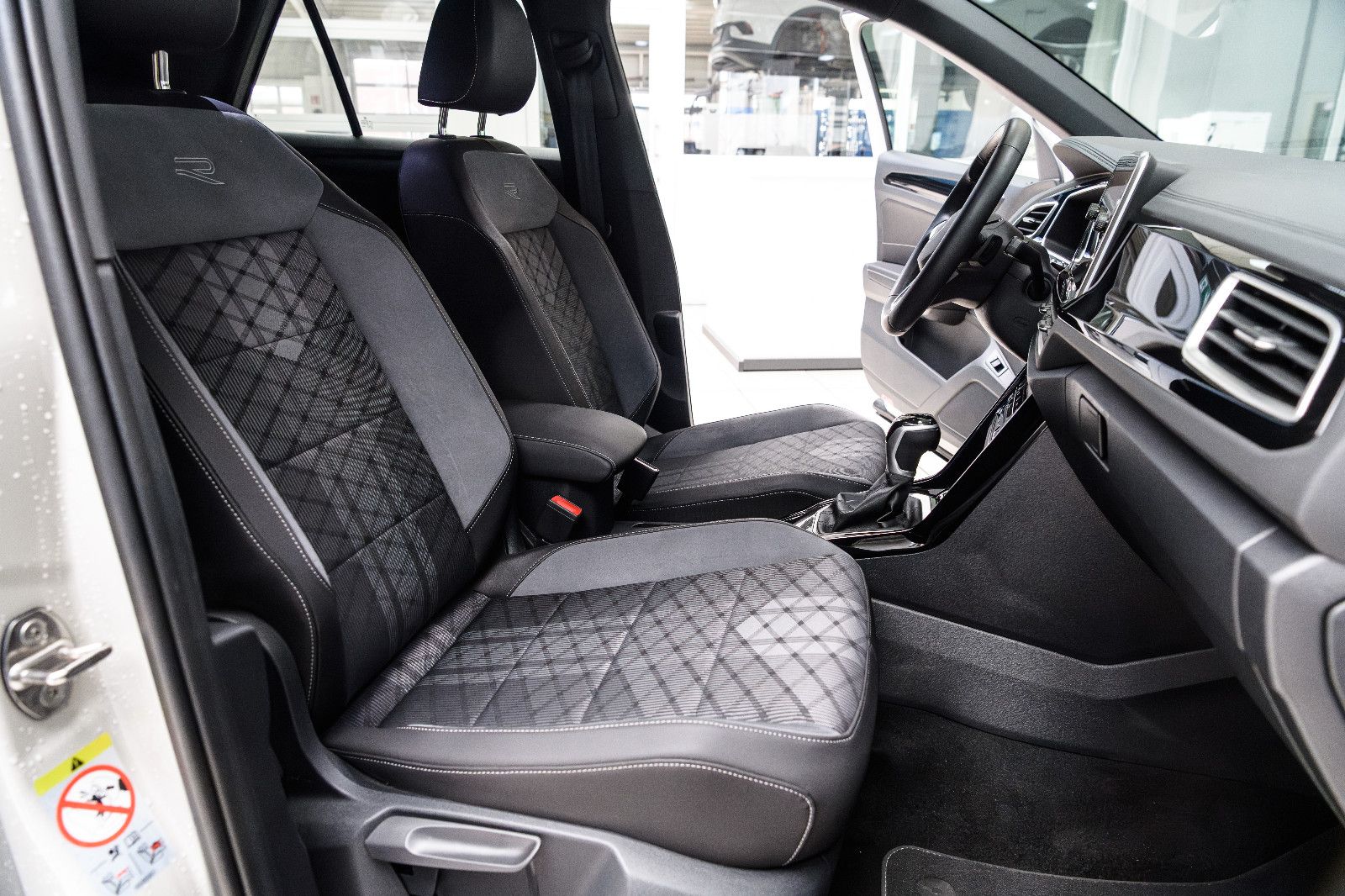 Fahrzeugabbildung Volkswagen T-Roc R-Line 1.5 TSI DSG LED+KAMERA+KEYLESS