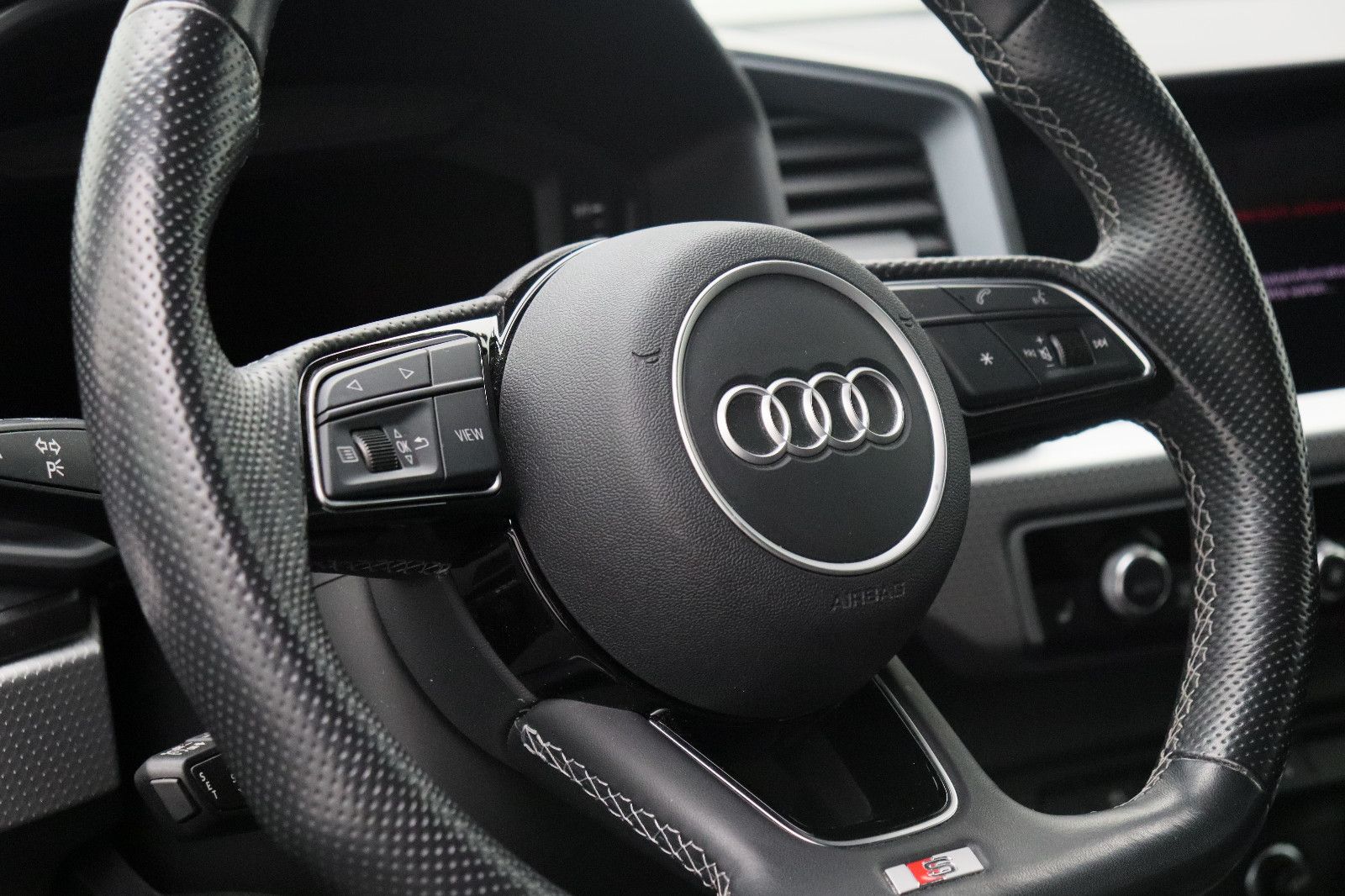 Fahrzeugabbildung Audi A1 Sportback 30 TFSI S line 18"Optik schwarz LED
