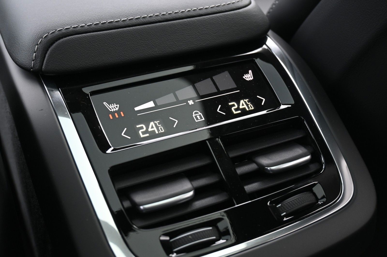 Fahrzeugabbildung Volvo XC60 B4D AWD Ultimate Dark*STDHZG*B&W*LUFT*ACC