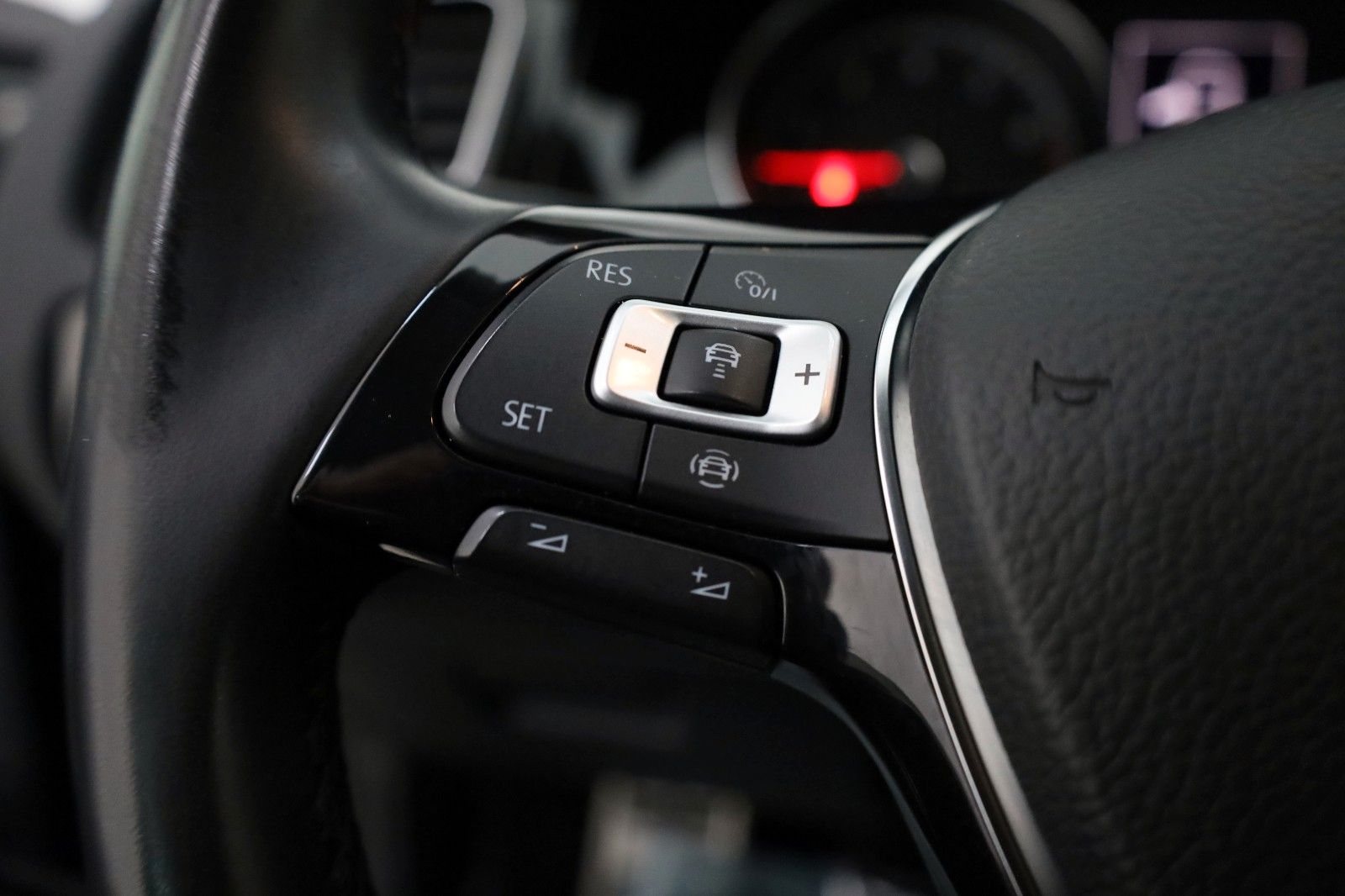 Fahrzeugabbildung Volkswagen Golf VII Lim. IQ.DRIVE BM Navi,SH,ACC,ParkAssist