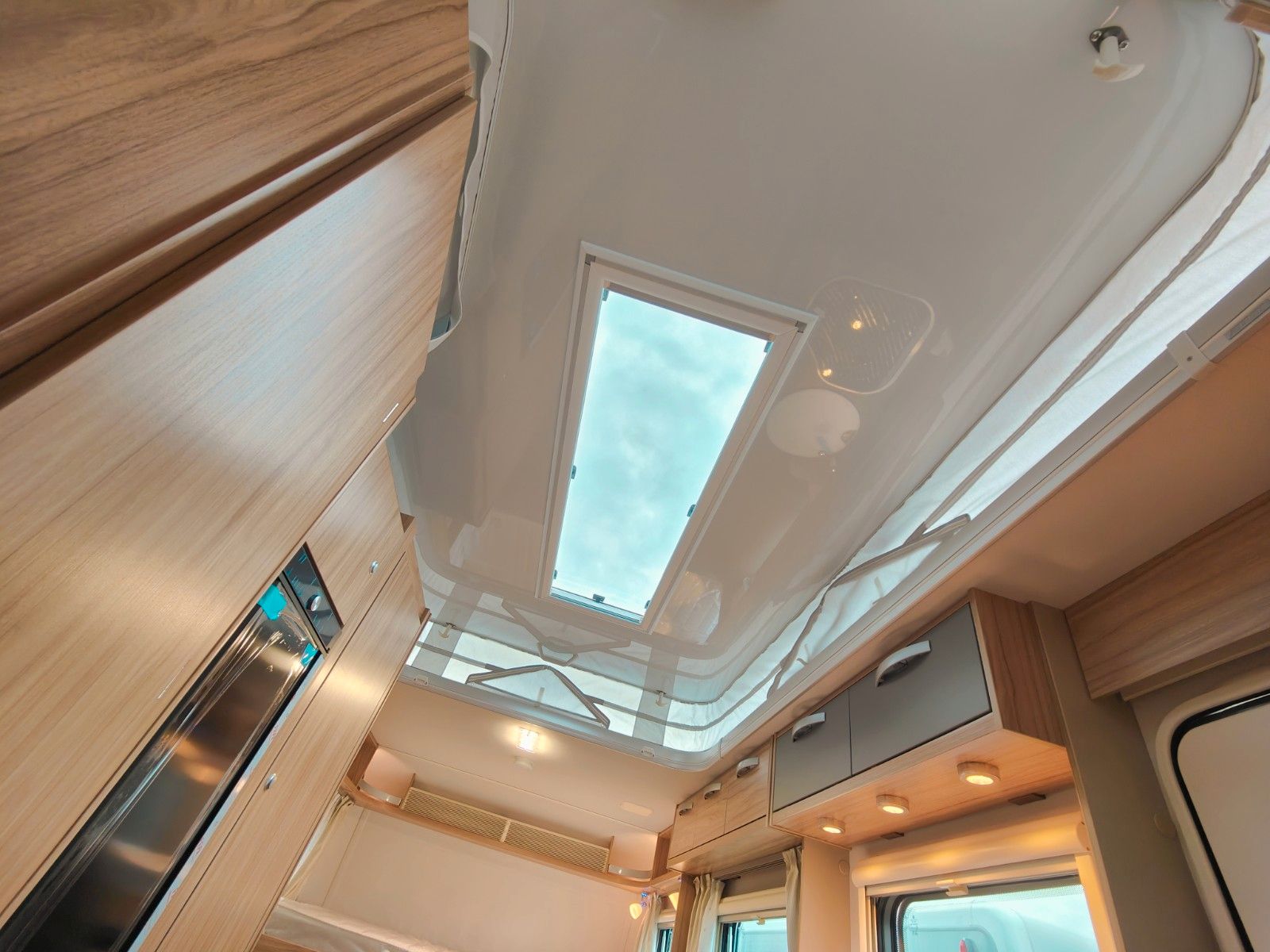 Fahrzeugabbildung HYMER / ERIBA / HYMERCAR Feeling 515 Elegance - SPRING SALE -