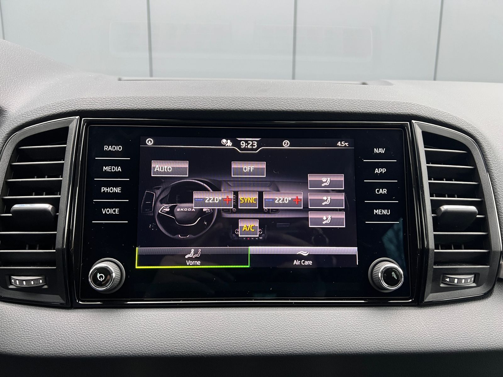 Fahrzeugabbildung SKODA Karoq Tour 1.5 TSI DSG *AHK, 17" LM-Felge, Navi,