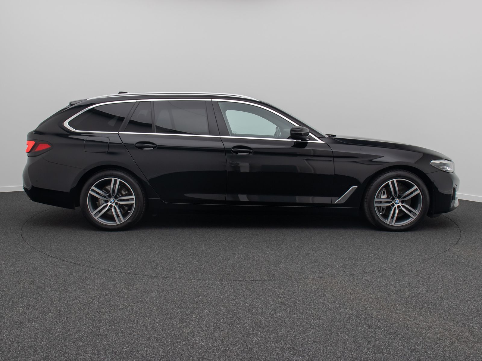 Fahrzeugabbildung BMW 530d xD Alarm HUD DAB Kamera DisplayKey Panorama