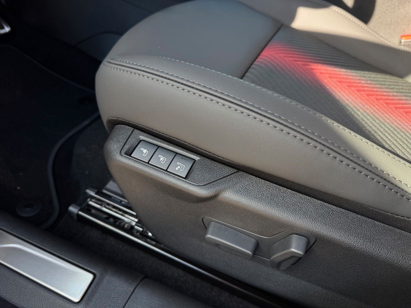 Fahrzeugabbildung Alfa Romeo Junior Ibrida Speciale 145PS Navi Kamera Massage