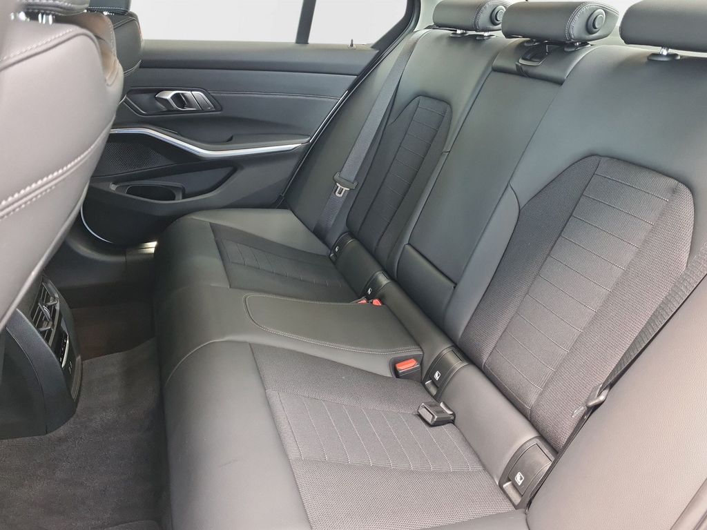 BMW 330 e Sport Line LED DAB AHK RFK Shz uvm.