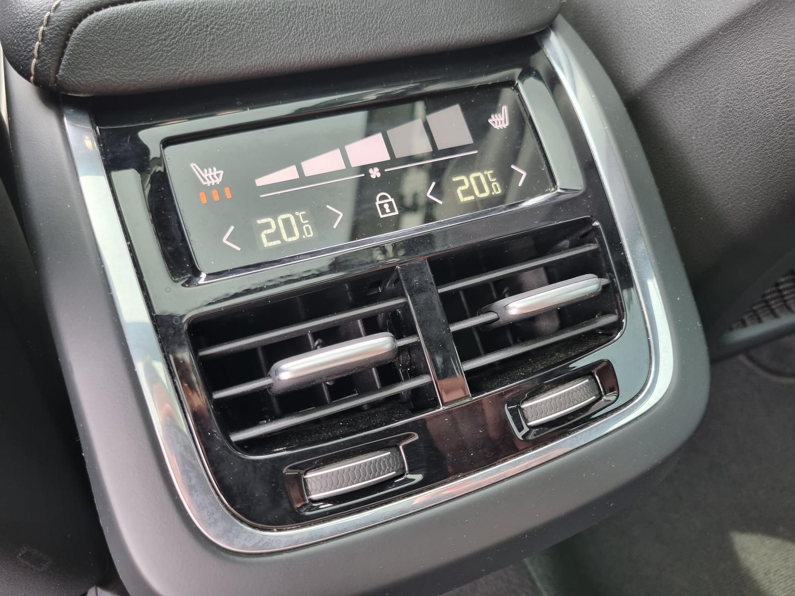 Fahrzeugabbildung Volvo XC60 B5 AWD Ultimate Dark 'Standheizung, 360Cam'