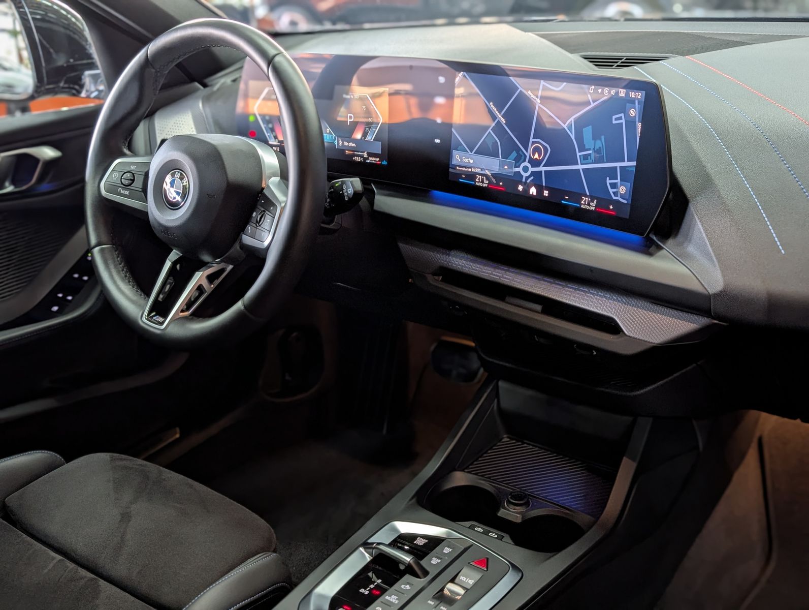 Fahrzeugabbildung BMW 118 d M Sport SHADOW PANO KAM LEDER APP LED 18"