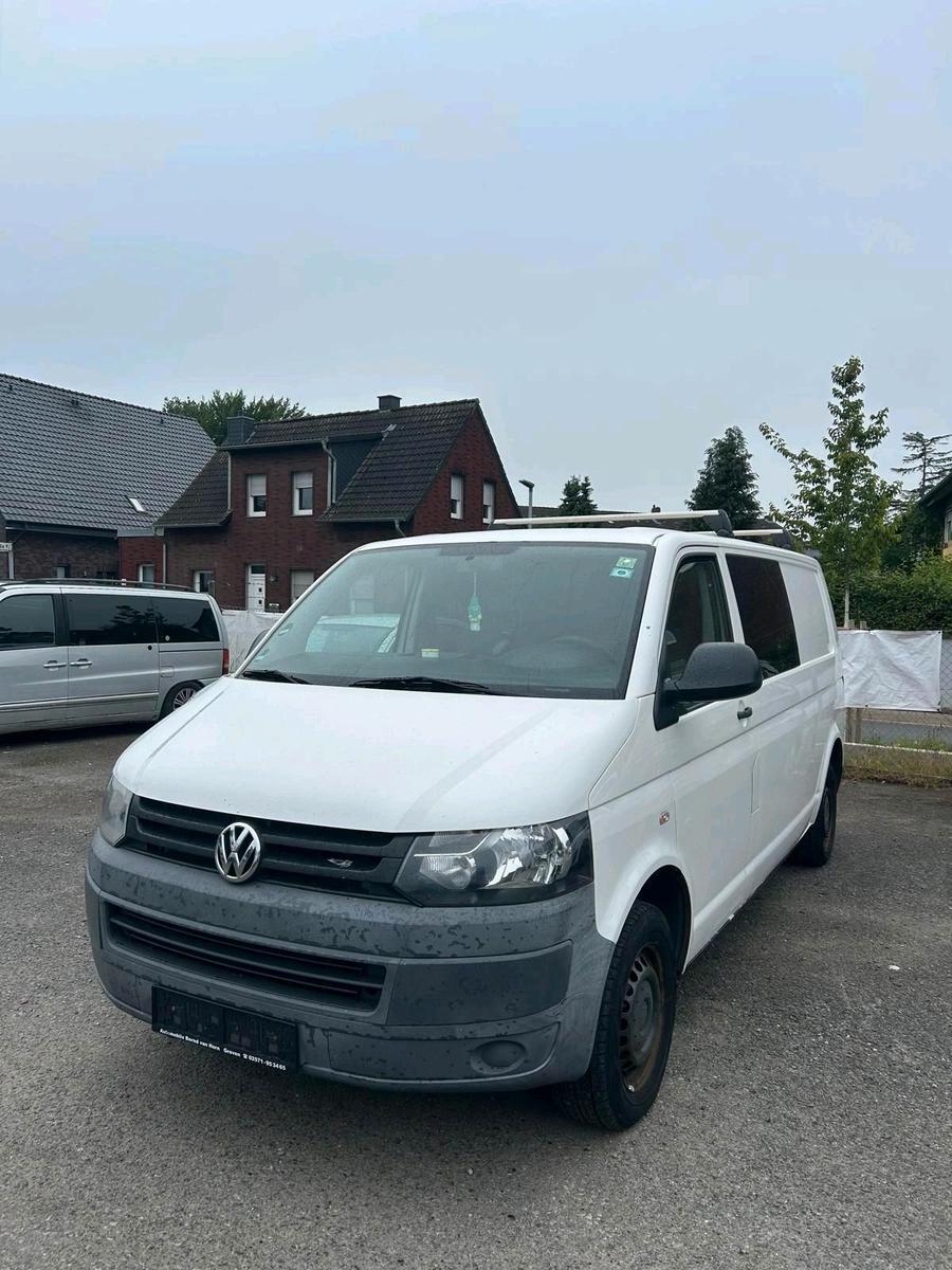 Volkswagen Transporter 2011 — салон