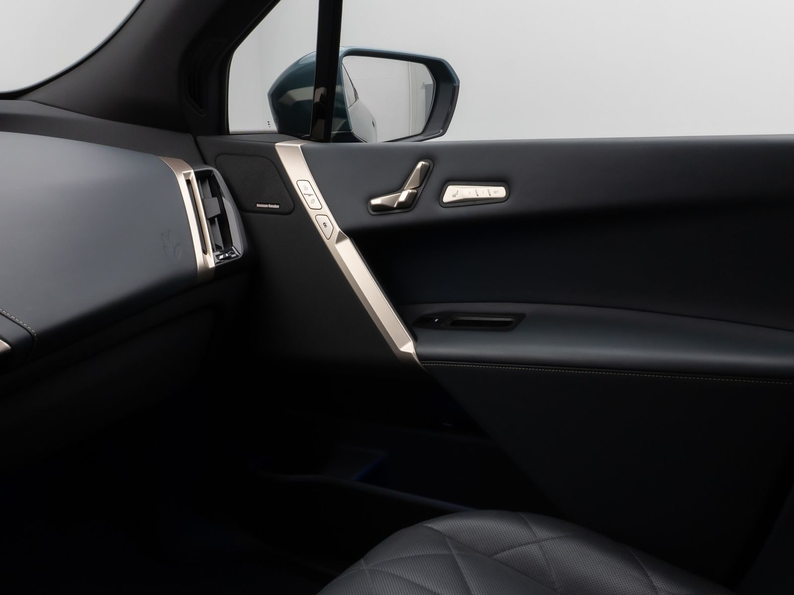 Fahrzeugabbildung BMW iX xD40 Sport Panorama 360° Laser DAB H/K 21Zoll