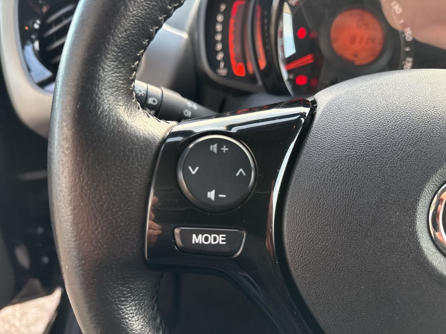 Fahrzeugabbildung Toyota Aygo X-Play Team D Apple CarPlay Android Auto Al