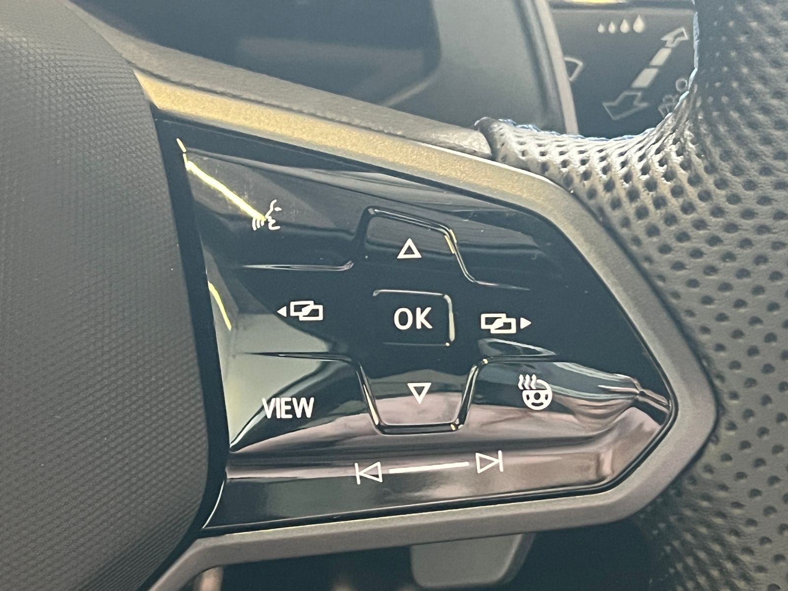 Fahrzeugabbildung Volkswagen T-Roc R 2.0 TSI DSG 4Motion*R-Performance, Black