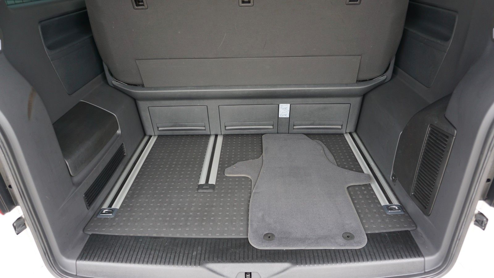 Fahrzeugabbildung Volkswagen T6 Multivan 2.0L TDI DSG Kamera Navi AHK 7 Sitze