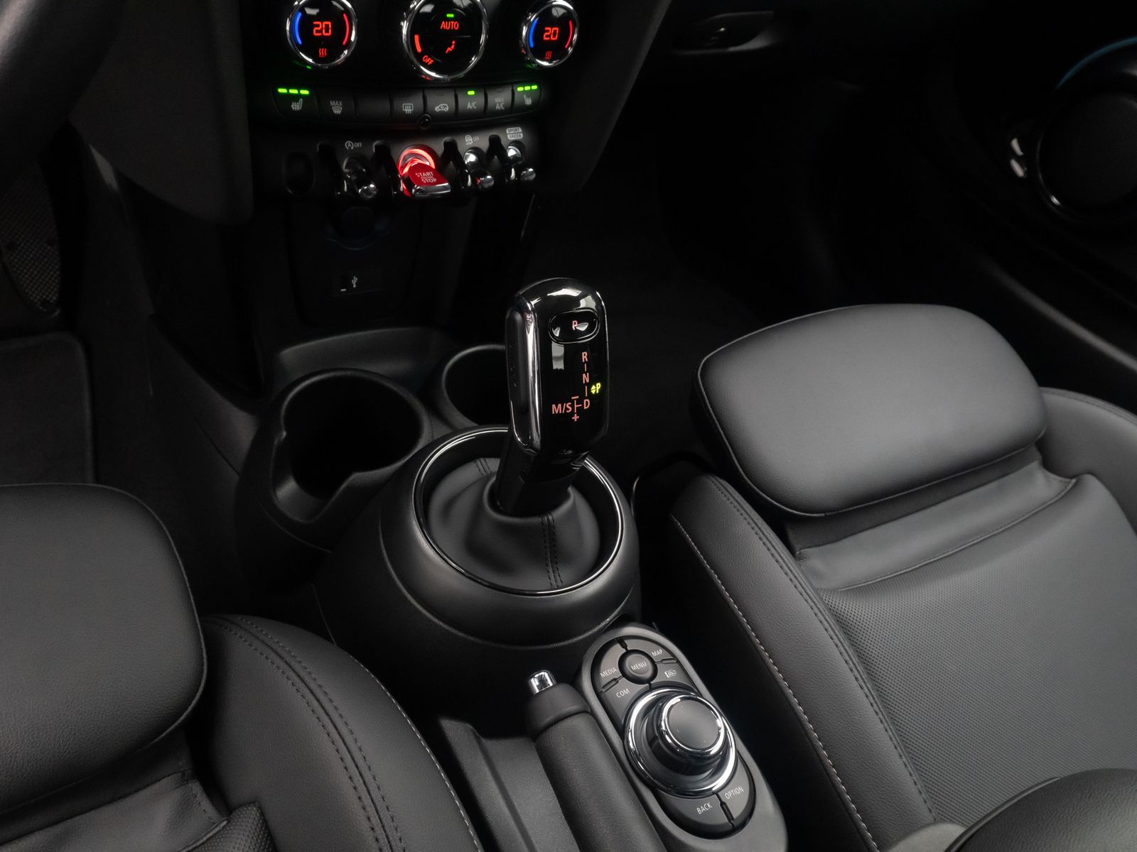 Fahrzeugabbildung MINI Cooper Cabrio Trim DAB Leder Sportsitz Komfort