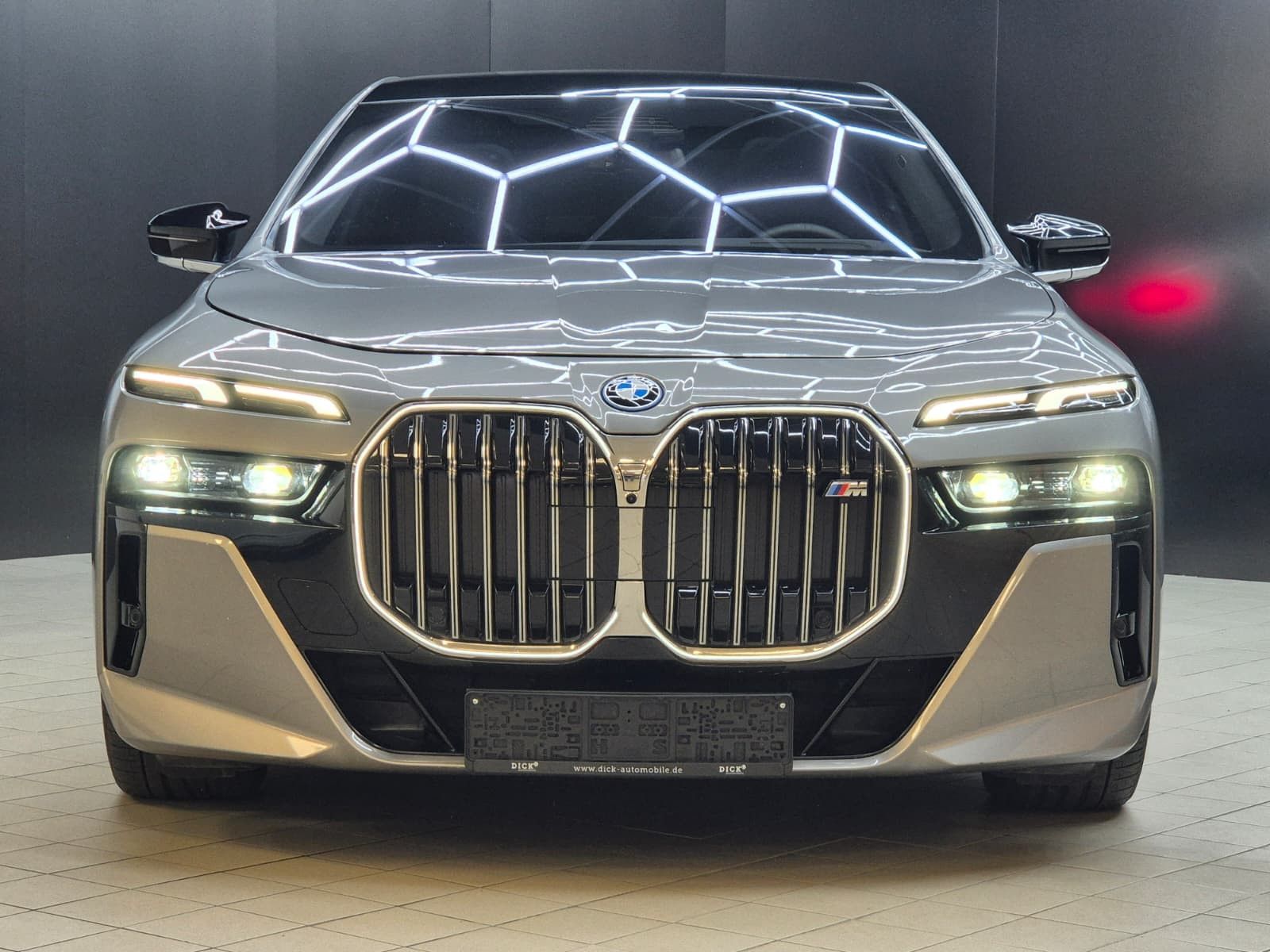 Fahrzeugabbildung BMW M760 e xD M PAKET+PANO+HEAD+SOFT+MEMO+B&W+360°+