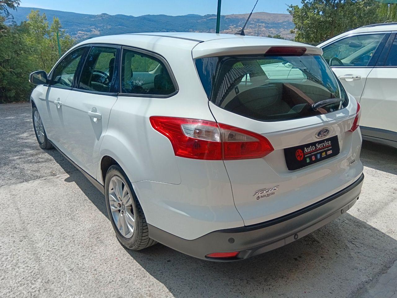 Ford Focus 2012 — interior