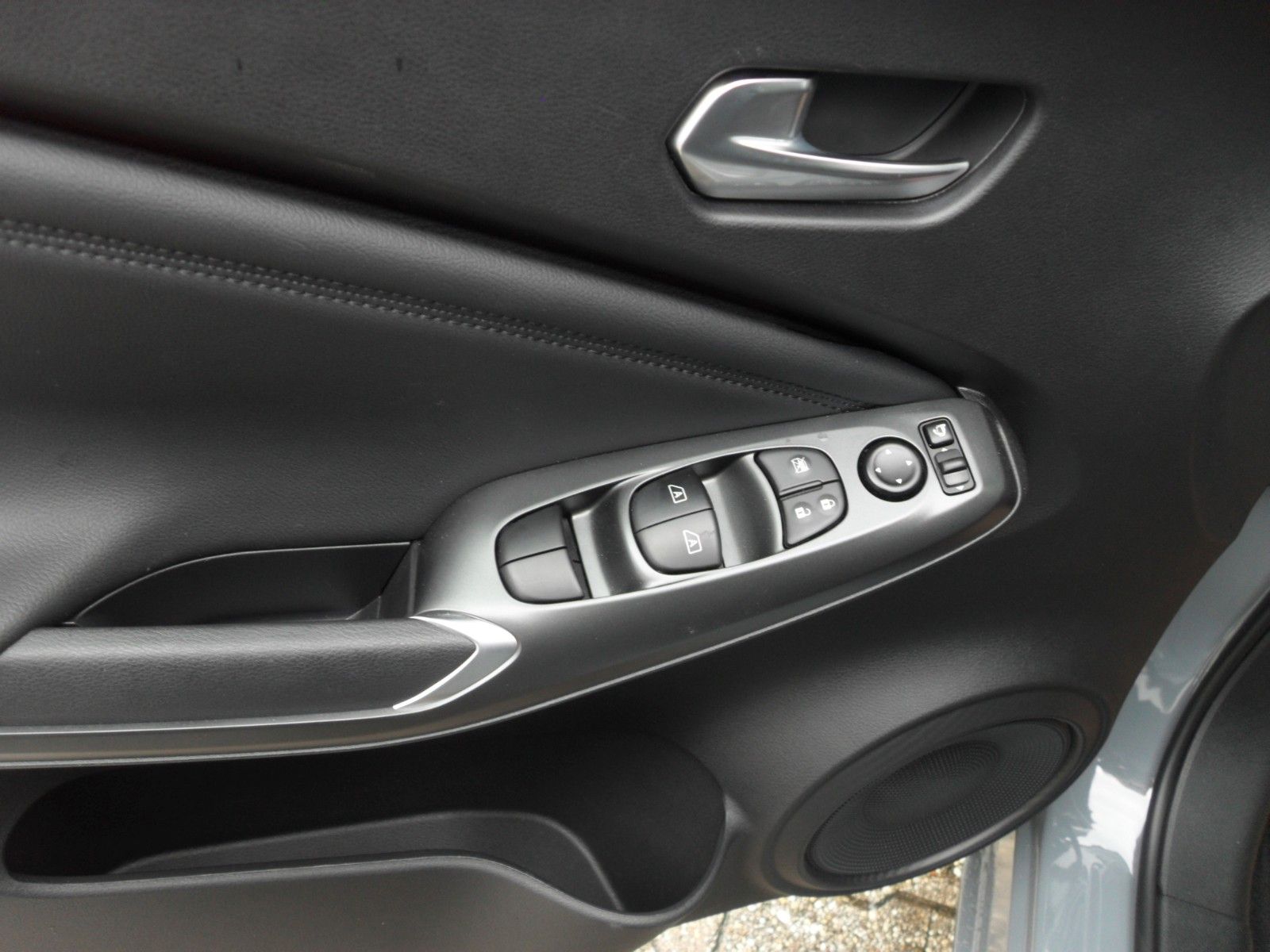 Fahrzeugabbildung Nissan Juke 1,0 N-Connecta Benzin | WP | Navi