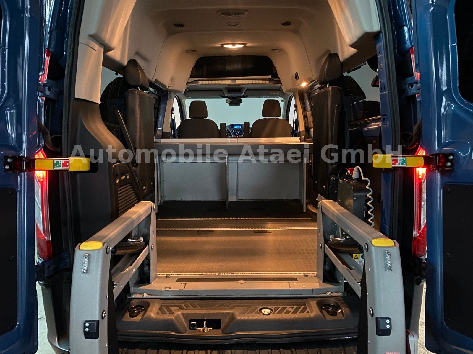 Fahrzeugabbildung Ford Transit Custom Kombi 310 *Rollstuhl-Lift* (5128)