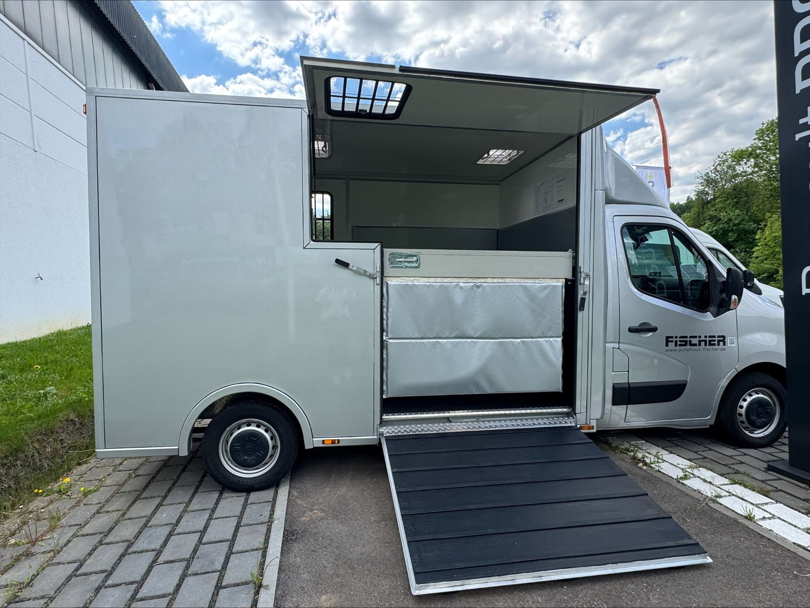 Fahrzeugabbildung Renault Master Fahrgestell FWD Pferdeaufbau L3H1 3,5t E