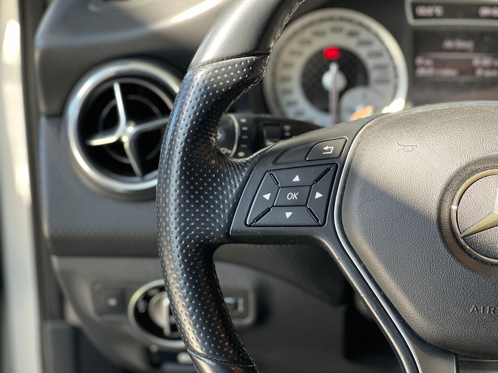 Fahrzeugabbildung Mercedes-Benz A 180 BlueEfficiency KLIMA NAV PDC SHZ ALU