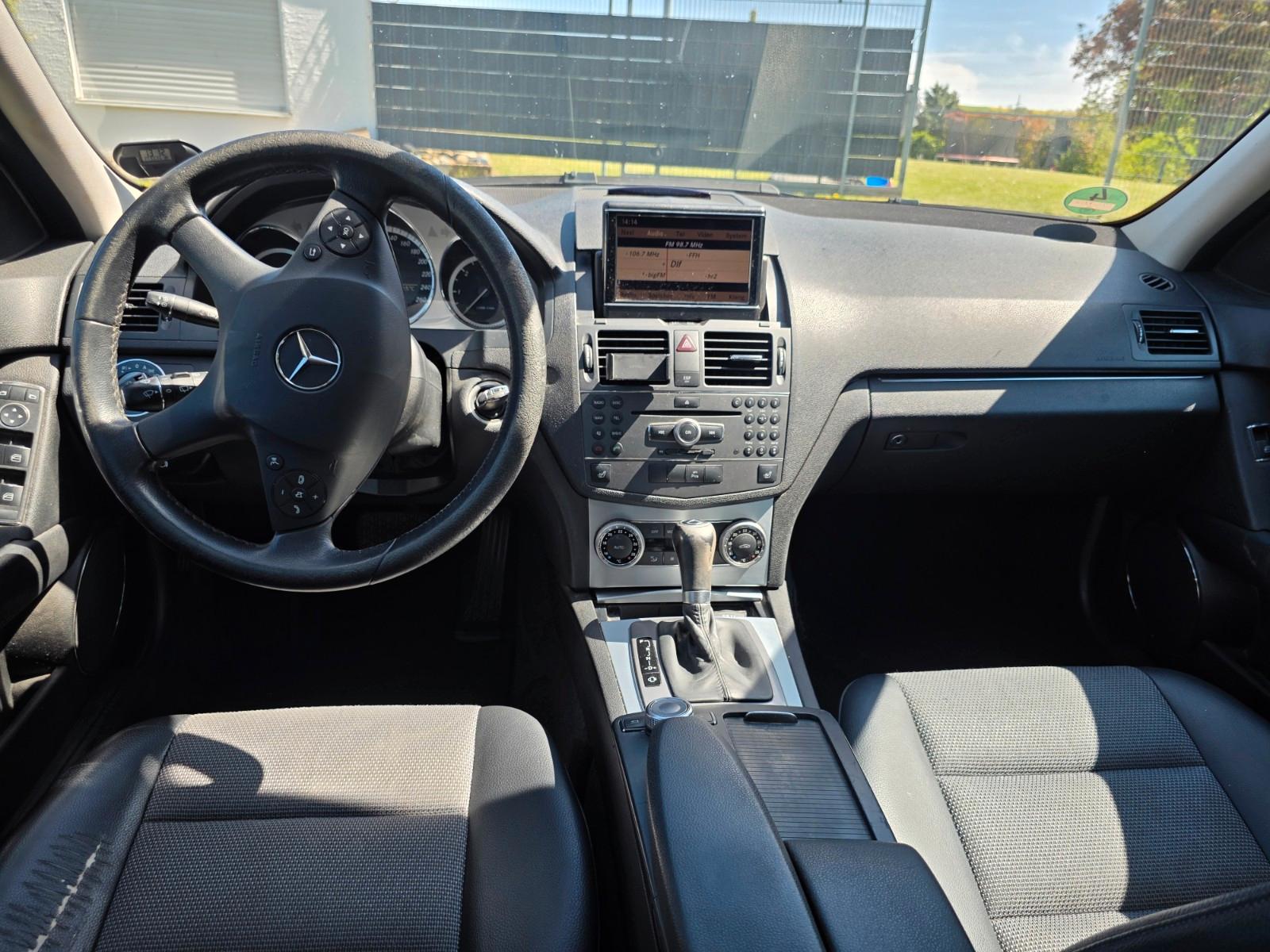 Mercedes-Benz C200 2010 — салон