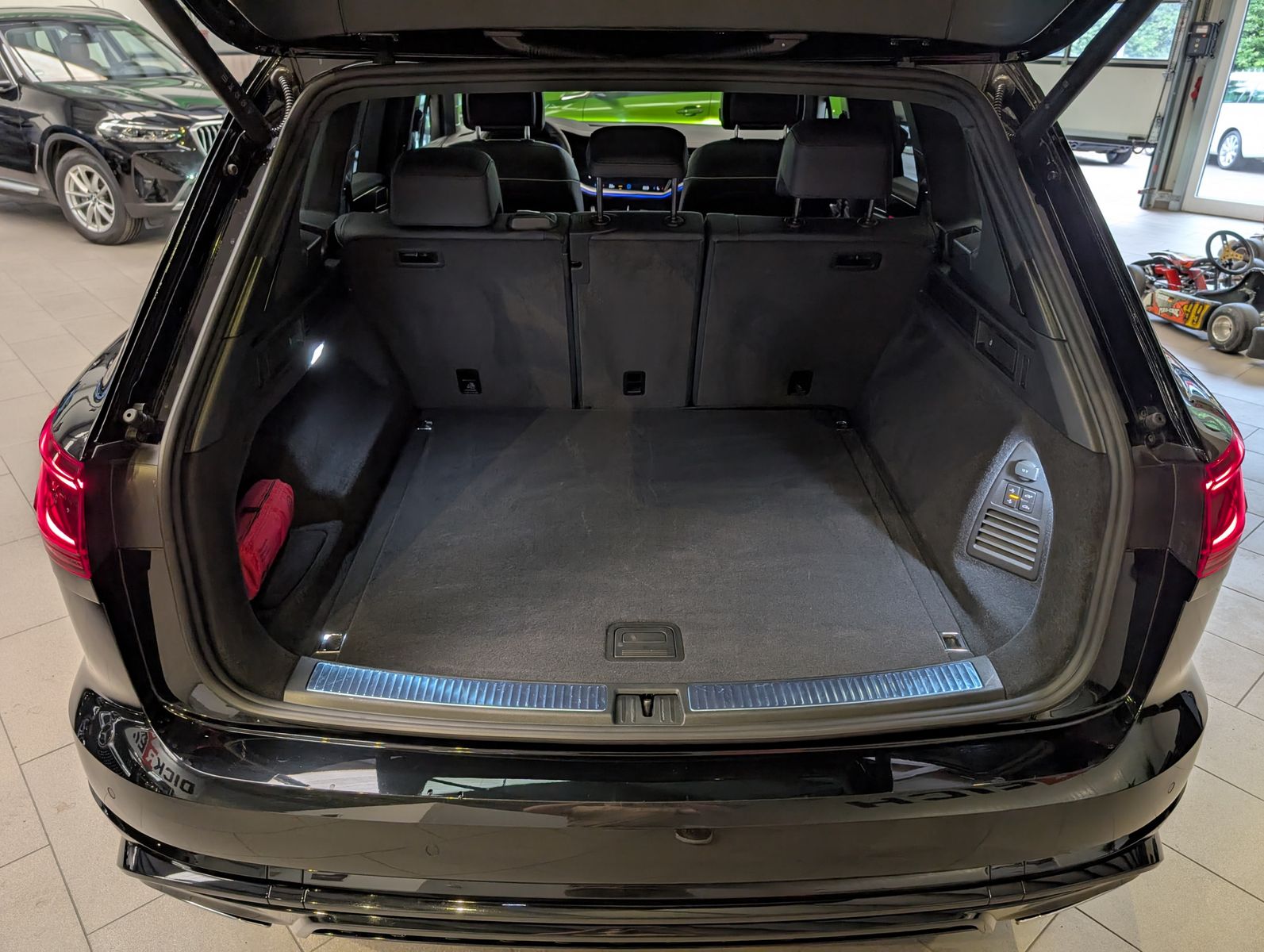 Fahrzeugabbildung Volkswagen Touareg 3.0 TDI 4M R-Line Komfort-Paket UPE 111T