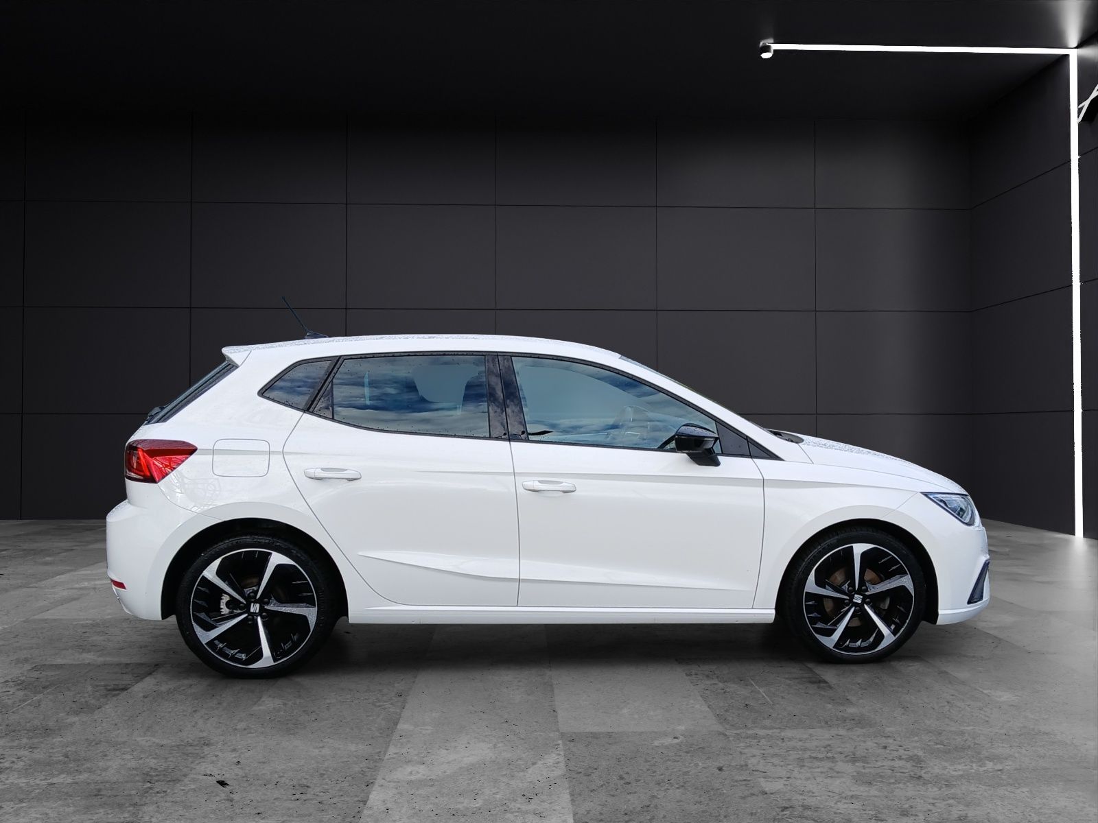 Fahrzeugabbildung SEAT Ibiza TSI FR DSG LED Navi AID ACC RFK SH 18"