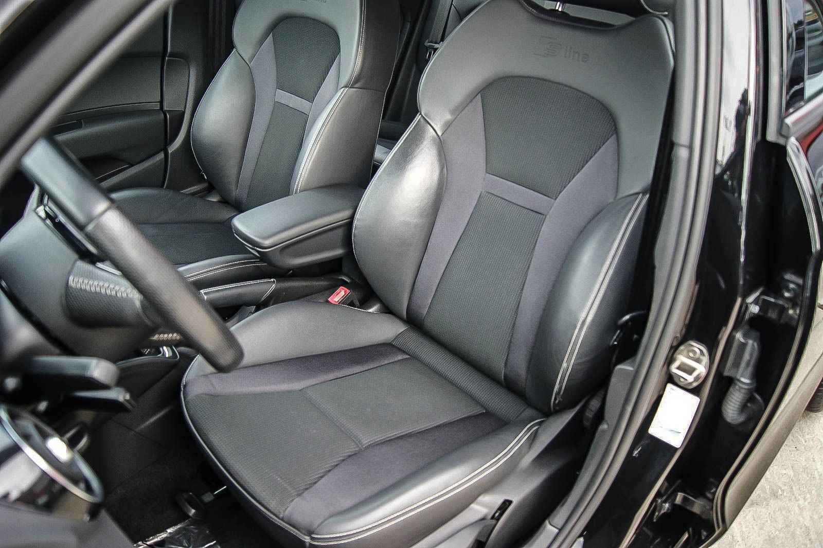 Fahrzeugabbildung Audi A1 Sportback S line Sportpaket NAVIGATION PDC