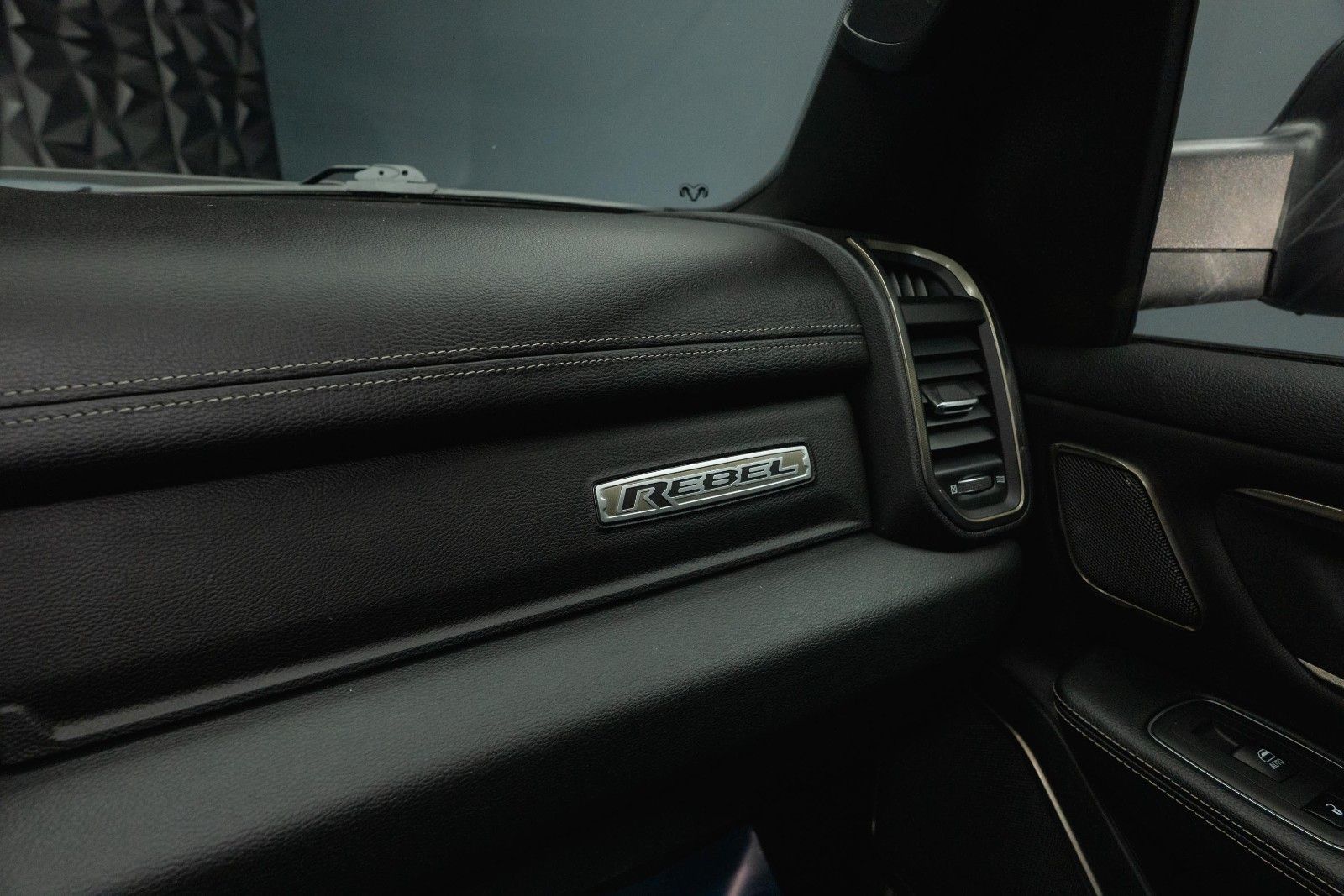 Fahrzeugabbildung Dodge RAM 5.7 V8 HEMI 4x4 REBEL OFFROAD Night AxleLock