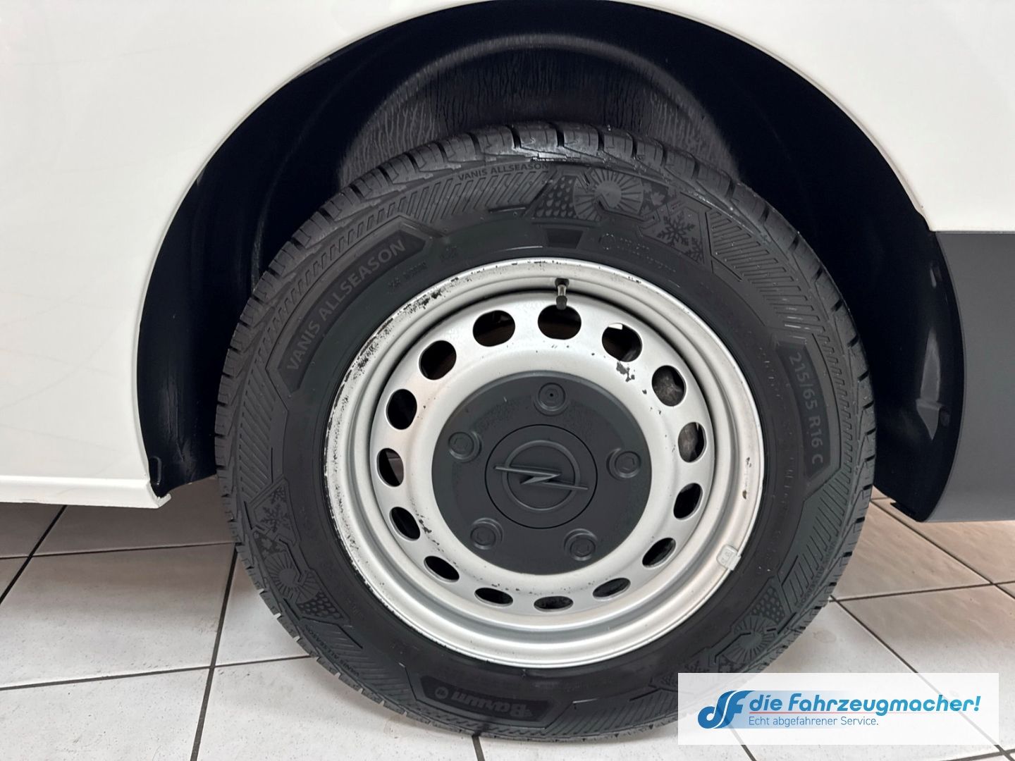 Fahrzeugabbildung Opel Vivaro L Apple CarPlay Android Auto Musikstreami