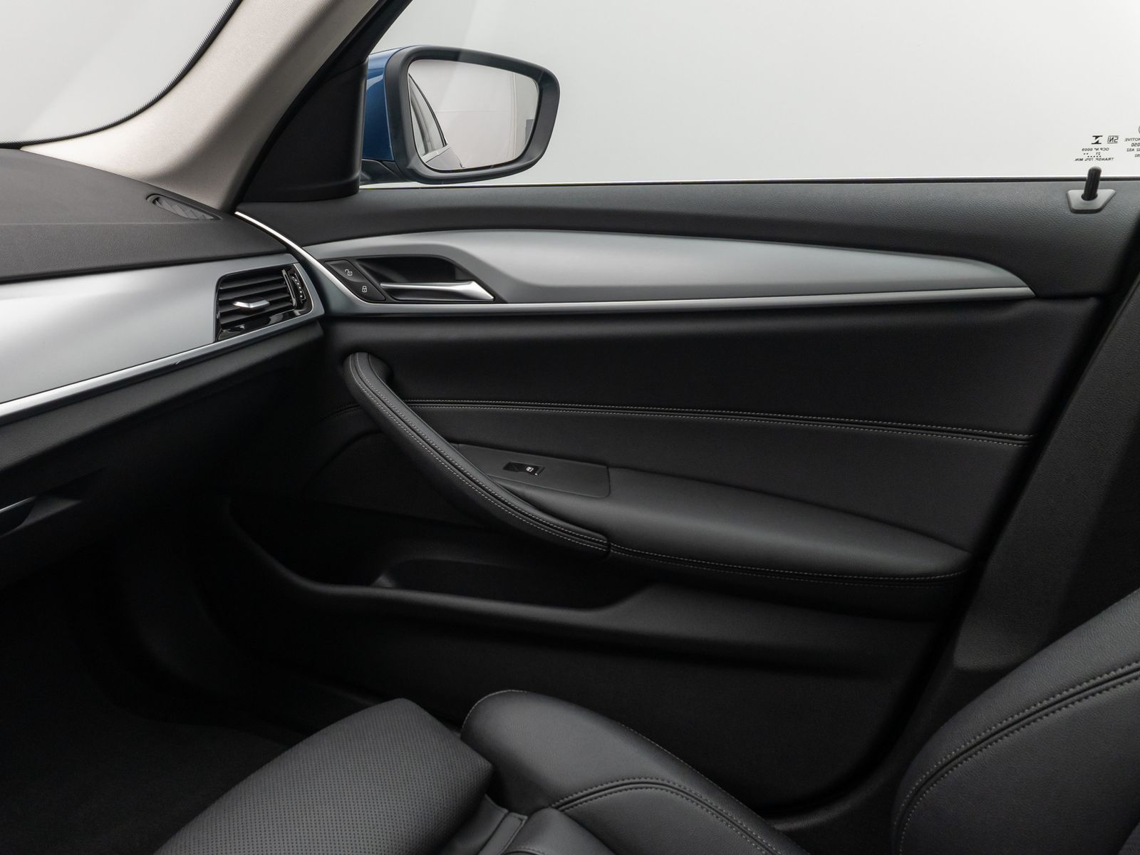 Fahrzeugabbildung BMW 530d Panorama Kamera HUD DAB Alarm AHK Sport