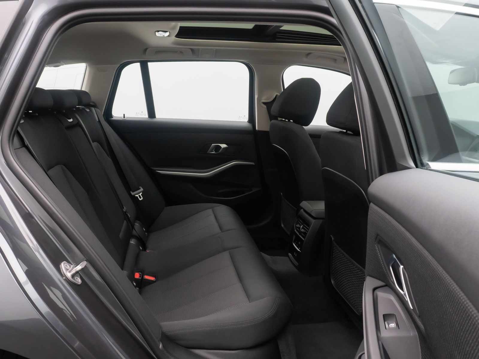 Fahrzeugabbildung BMW 330i xD Alarm AHK DAB Panorama Individual Sport