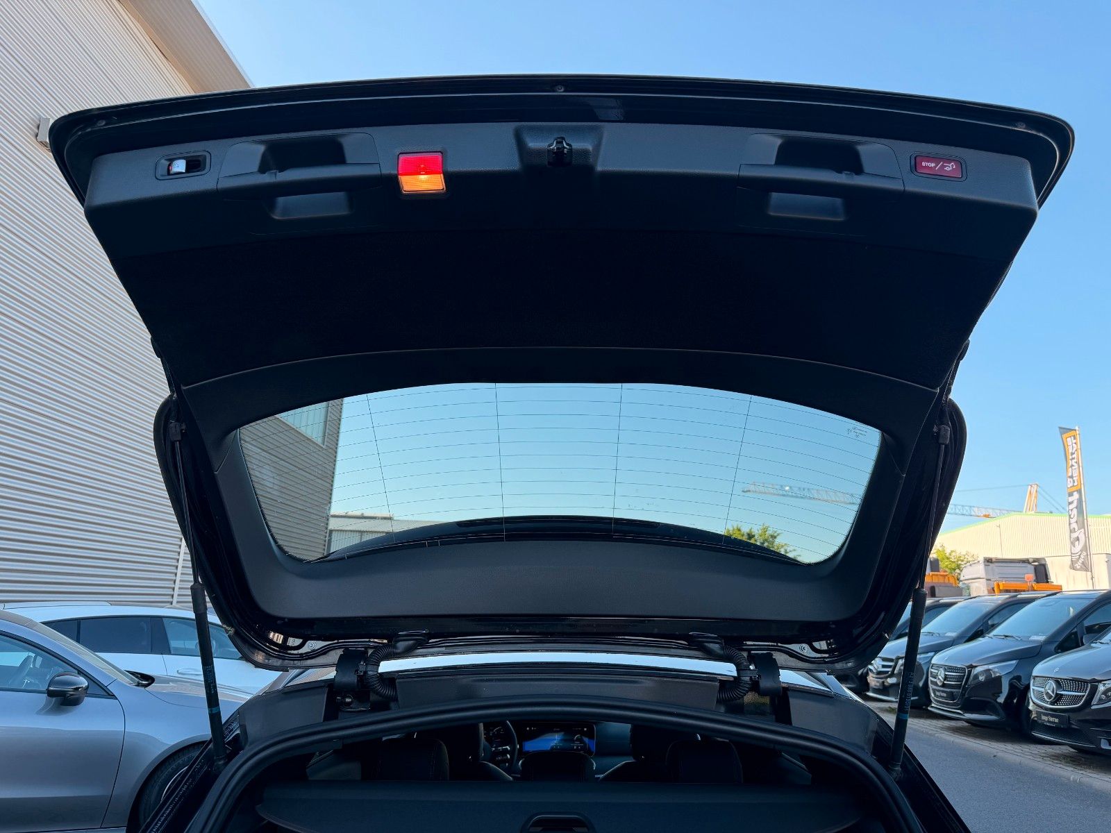 Fahrzeugabbildung Mercedes-Benz E 220d T AMG+Distr+MultiB+AHK+Ambiente+