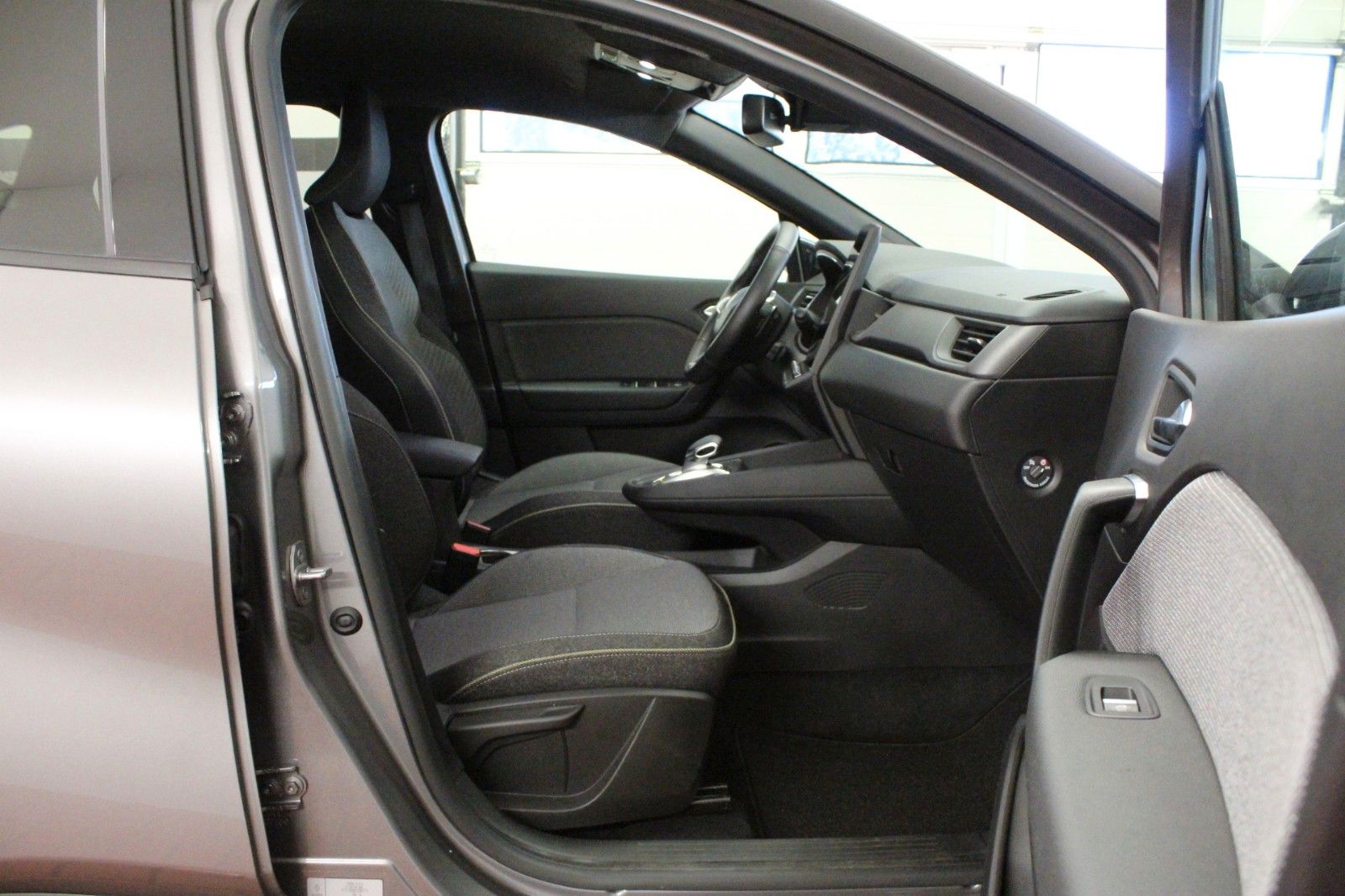 Fahrzeugabbildung Renault Captur Mild Hybrid 160 EDC Techno *Ganzjahresrei