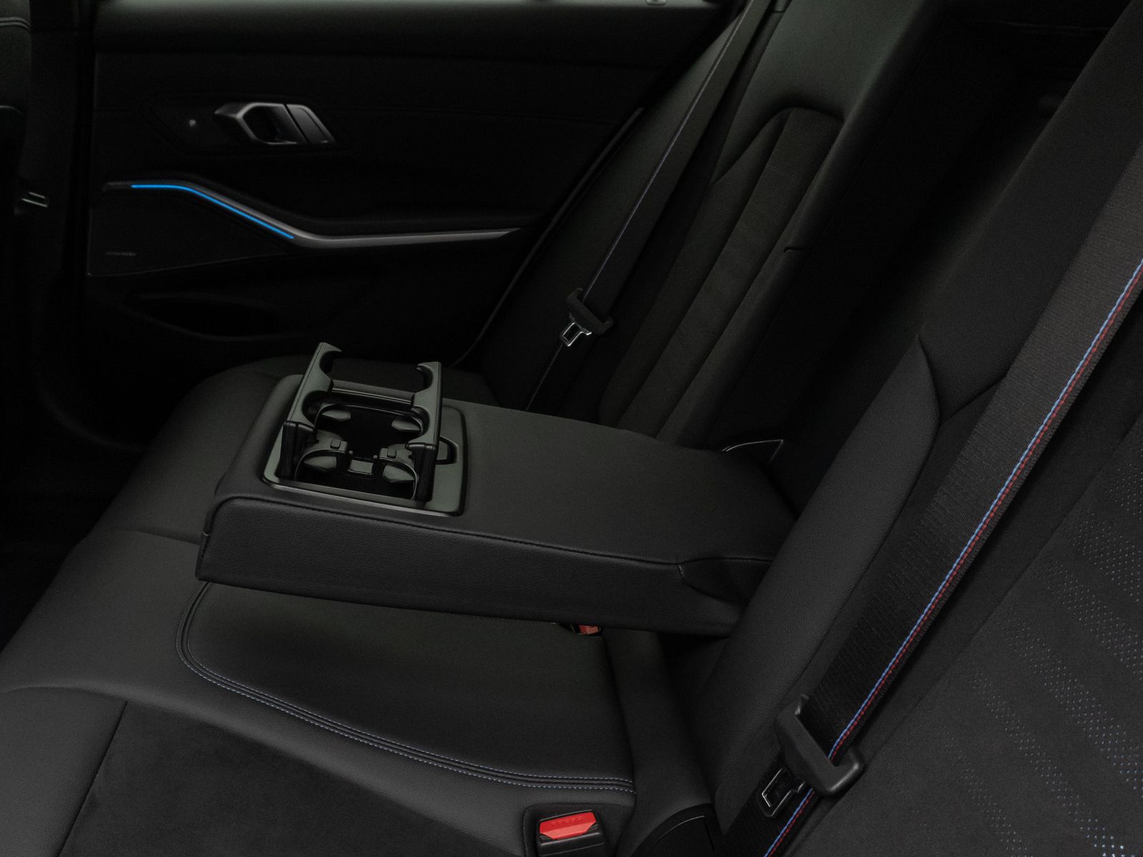 Fahrzeugabbildung BMW 320d xD M Sport Pro Kamera HUD DAB H/K AHK Komfo