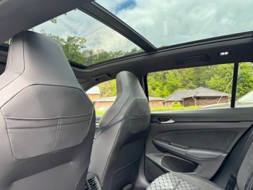 Volkswagen Golf VIII Variant 1.5 eTSI R-Line AHK*Pano*LED