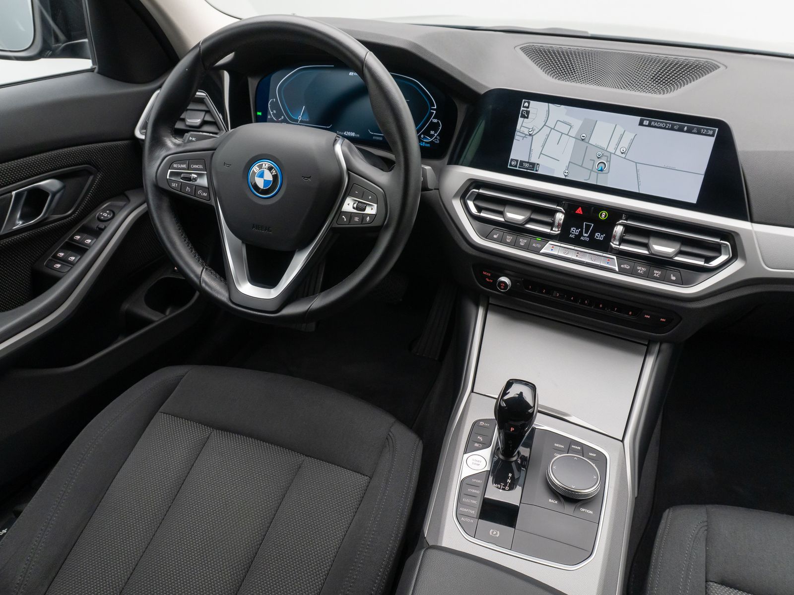 Fahrzeugabbildung BMW 320e Alarm DAB PDC GeschwindigReg Cockpit 19Zoll