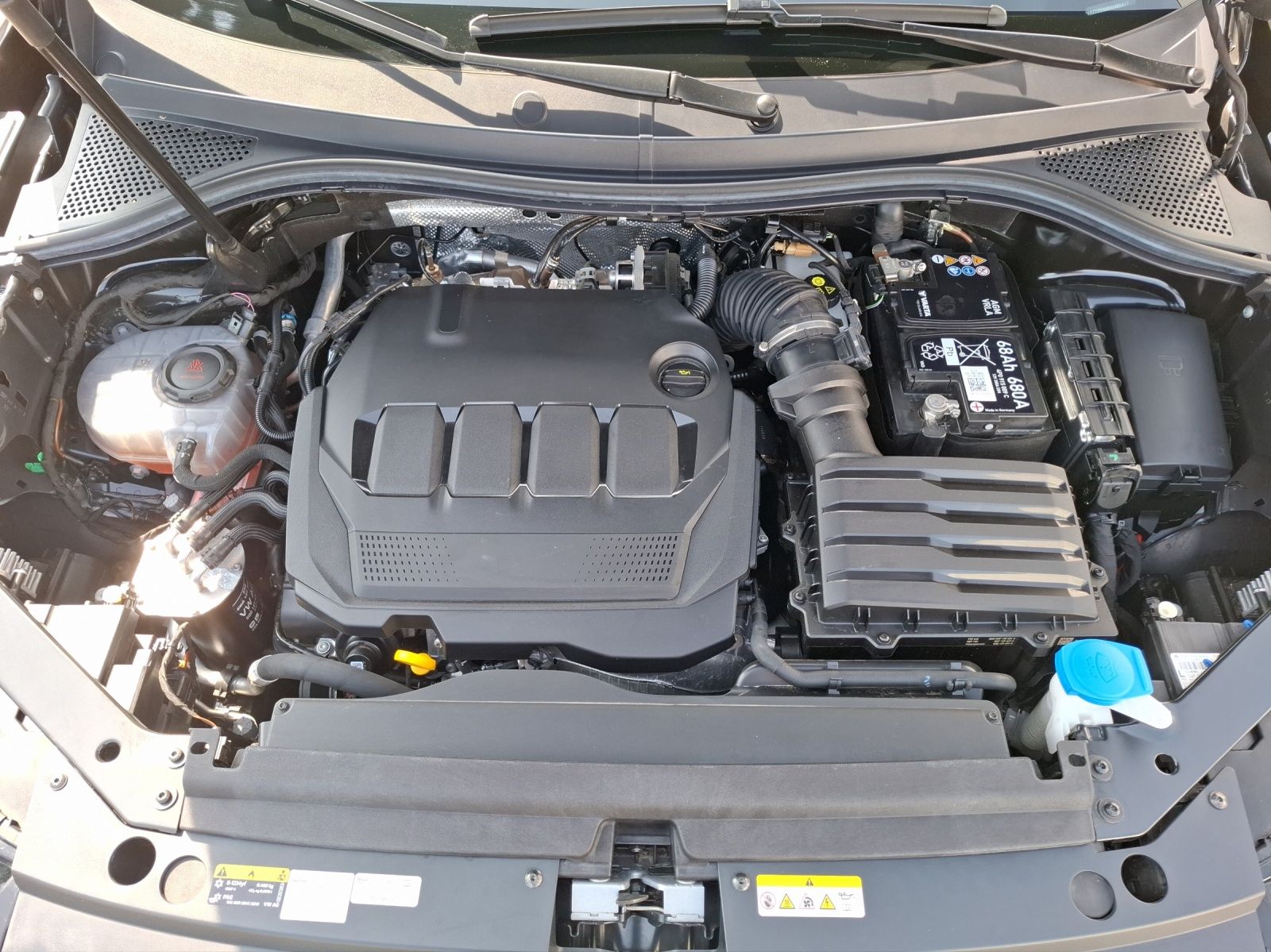 Fahrzeugabbildung Volkswagen Tiguan TDI R-Line DSG STH Matrix AHK Navi AID AC